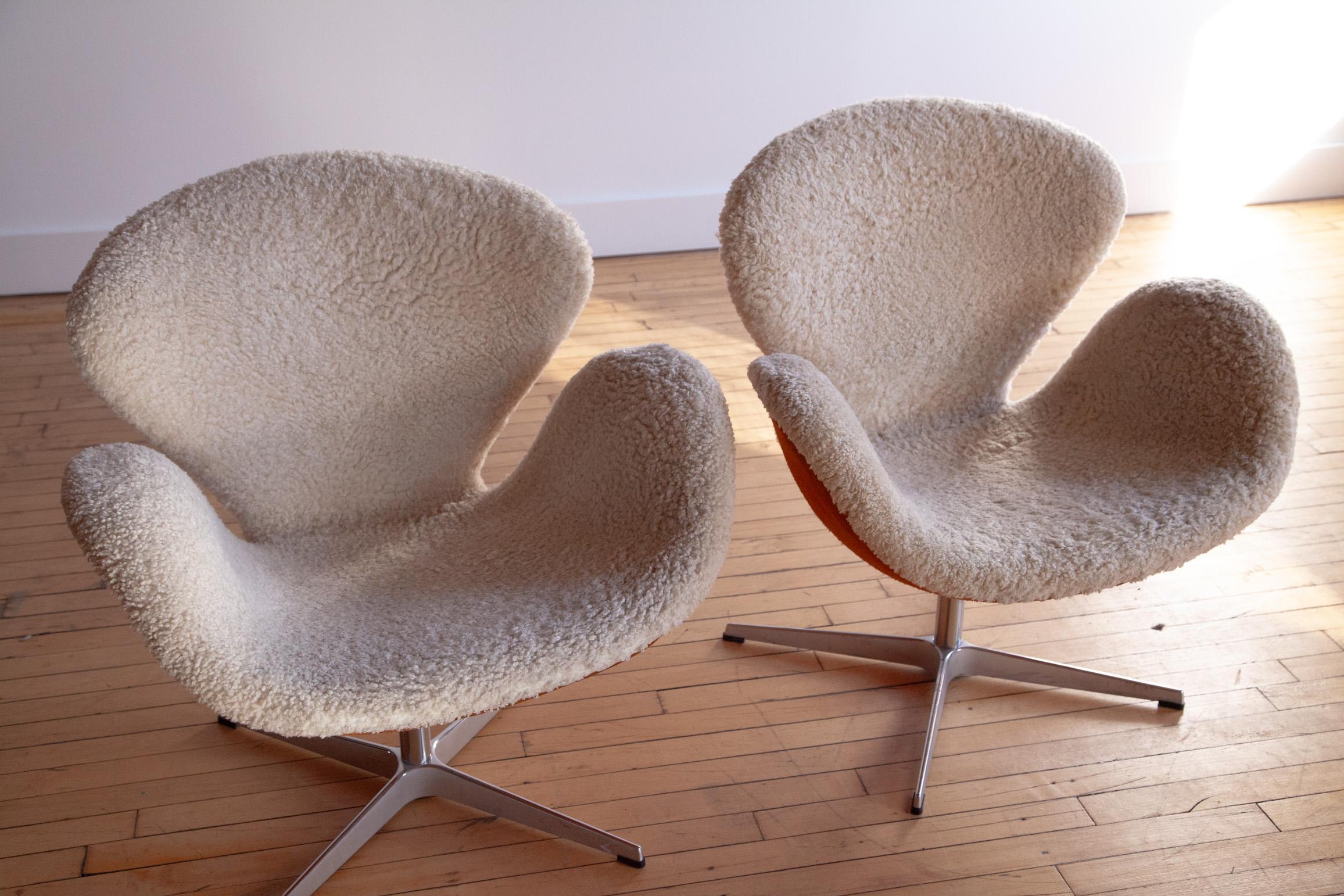 XXIe siècle et contemporain Paire de chaises Swan de Fritz Hansen - Édition limitée en peau de mouton en vente