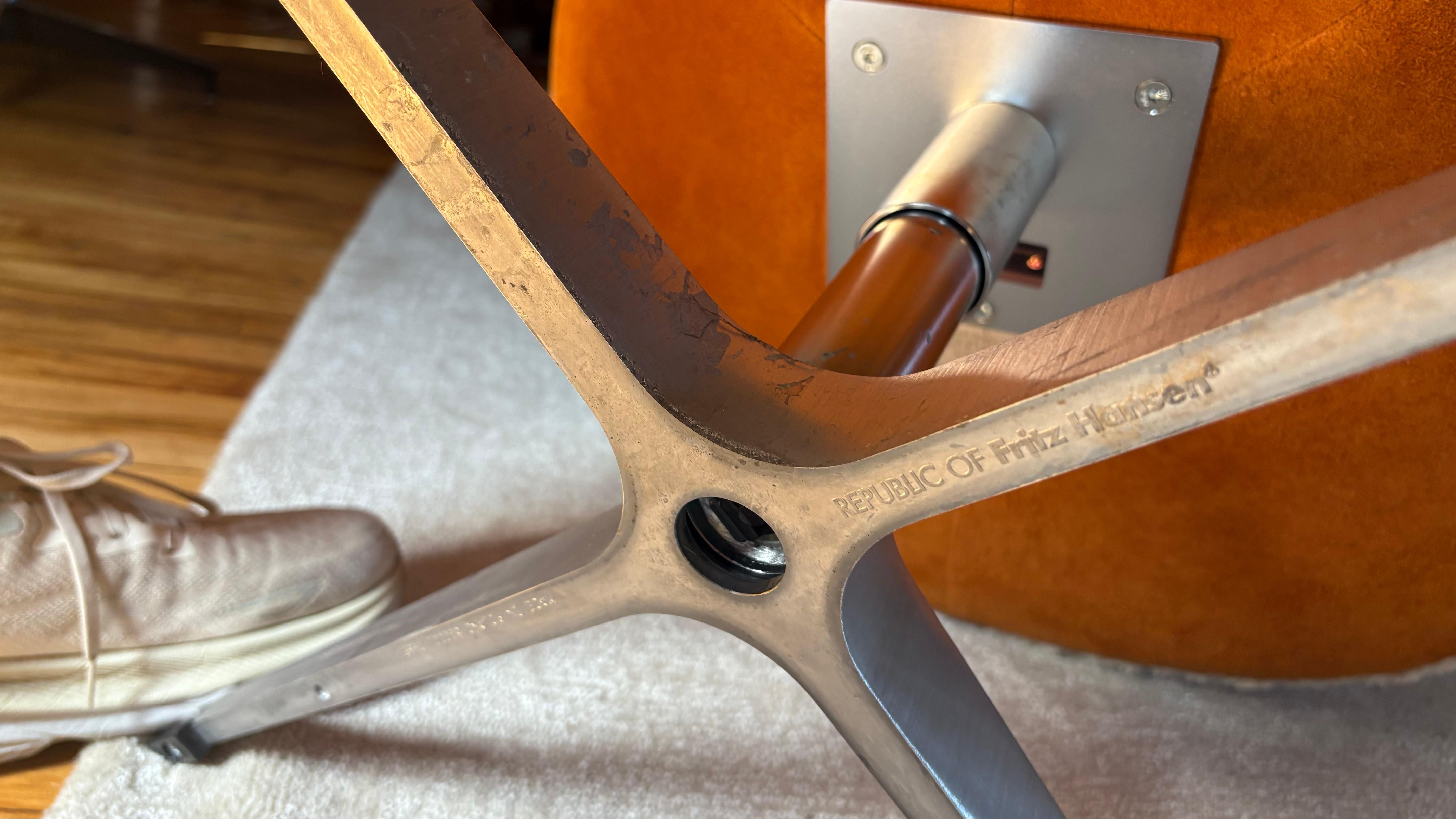 Cuir de mouton Paire de chaises Swan de Fritz Hansen - Édition limitée en peau de mouton en vente