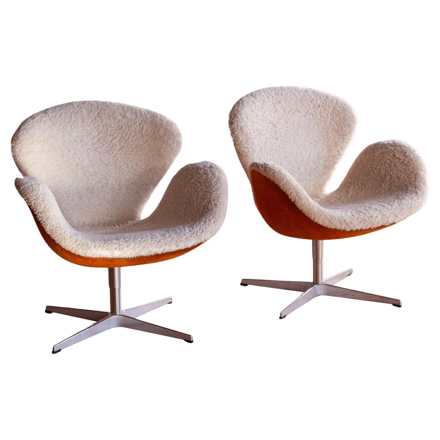 Coppia di sedie a cigno di Fritz Hansen - Edizione limitata di shearling
