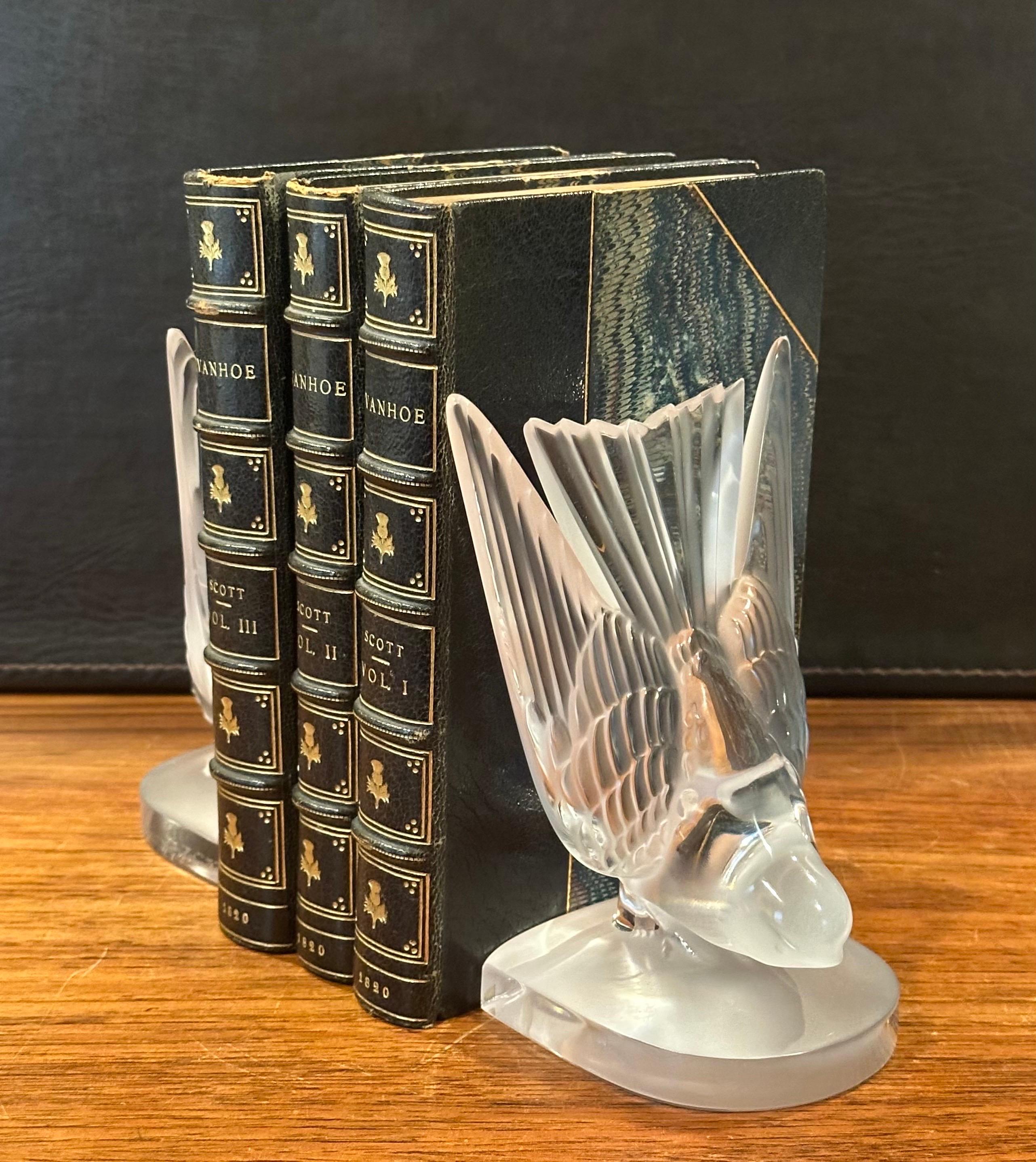 Paar mattierte Kristall Hirondelle / Swallow Buchstützen von Lalique aus Frankreich im Angebot 5