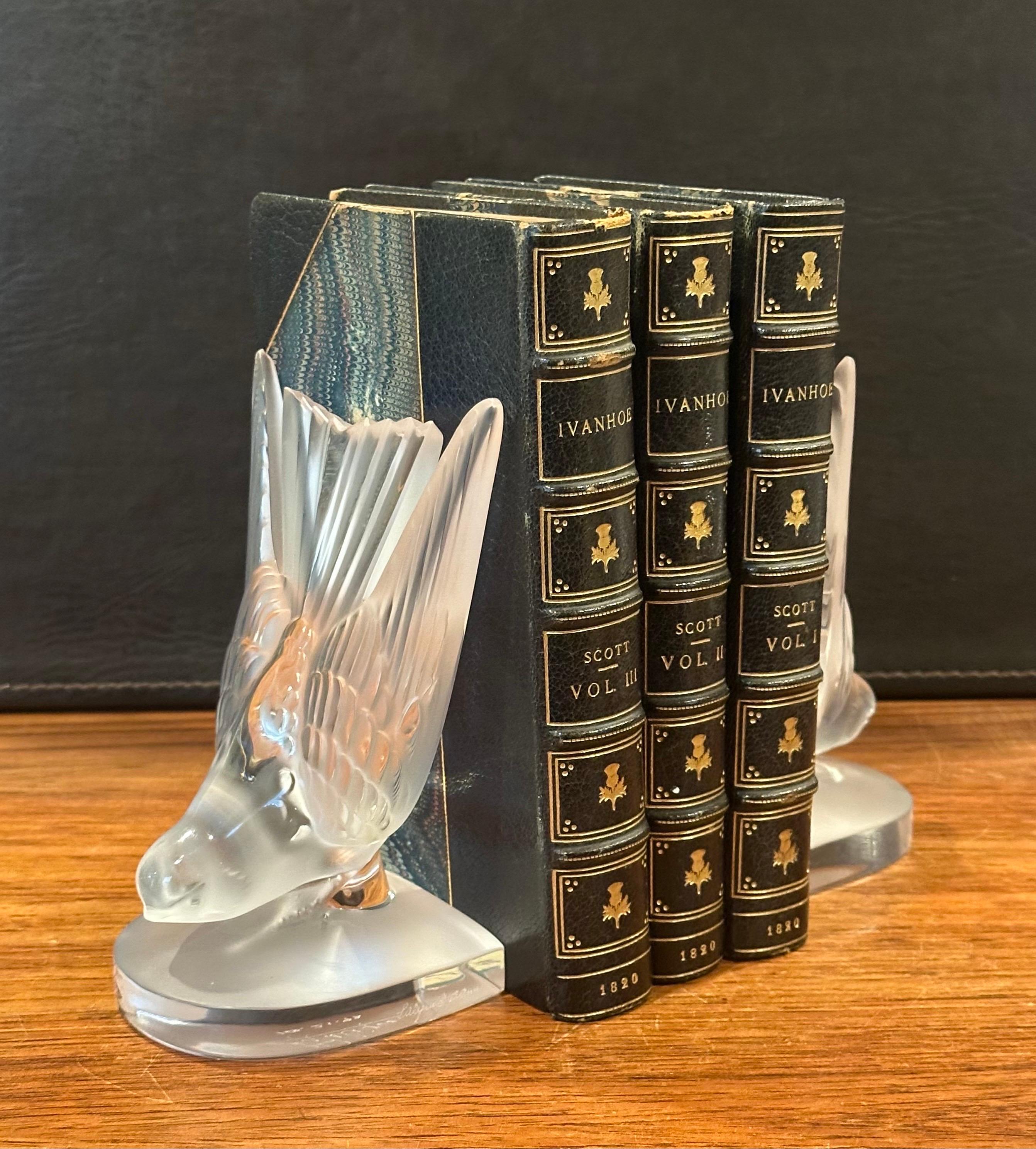 Paar mattierte Kristall Hirondelle / Swallow Buchstützen von Lalique aus Frankreich im Angebot 6