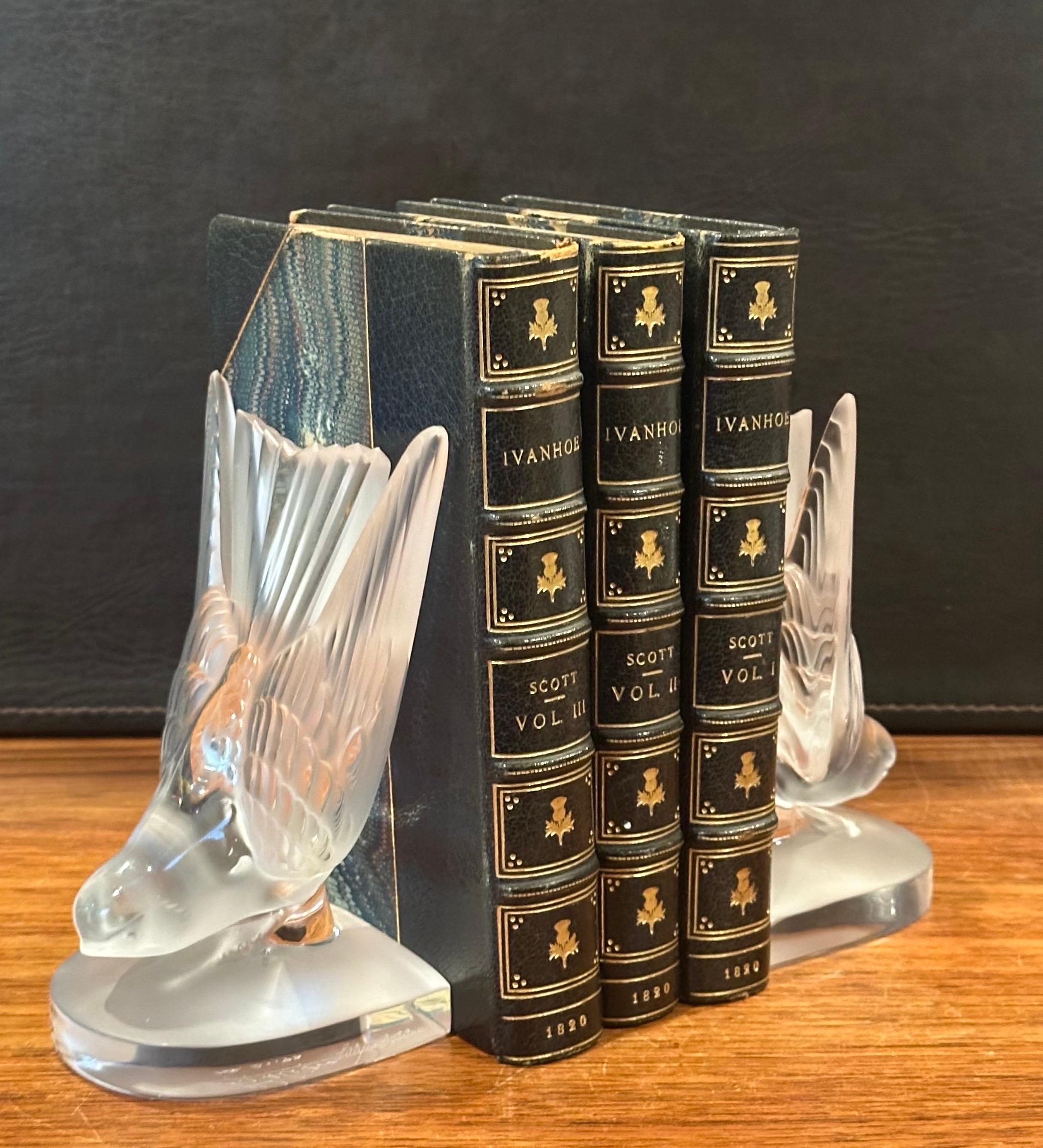 Paar mattierte Kristall Hirondelle / Swallow Buchstützen von Lalique aus Frankreich im Angebot 7
