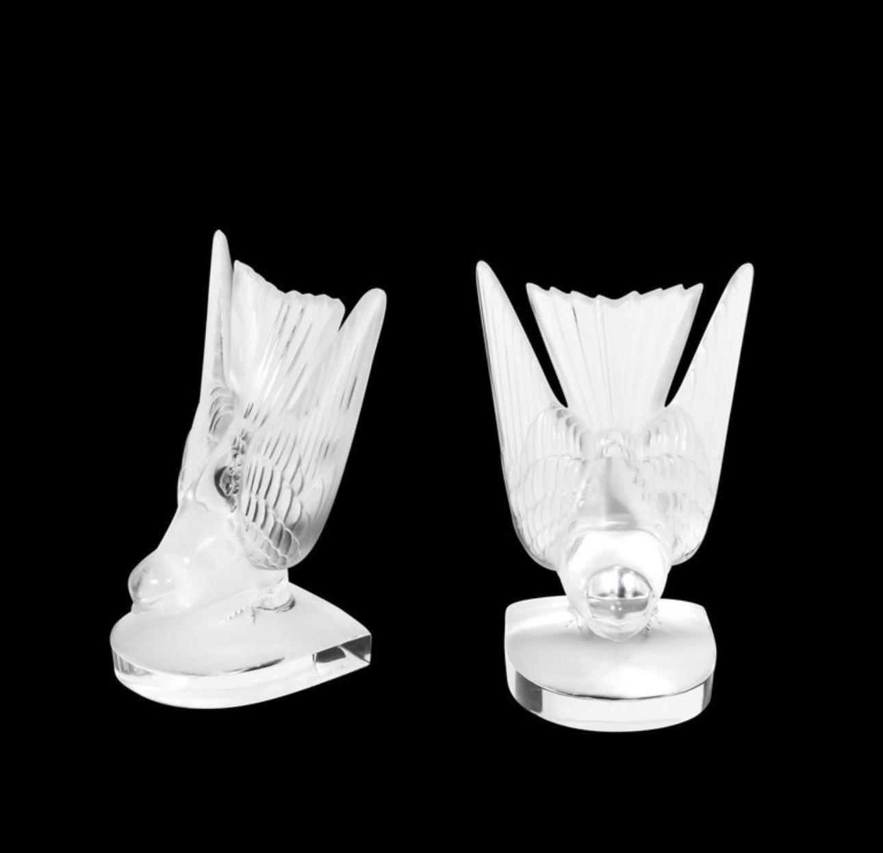 Paar wunderschöne Buchstützen aus mattiertem Kristall Hirondelle / Schwalbe von Lalique aus Frankreich, ca. 1980er Jahre. Die Buchstützen sind in sehr gutem Vintage-Zustand ohne Chips oder Risse und messen 8,5 