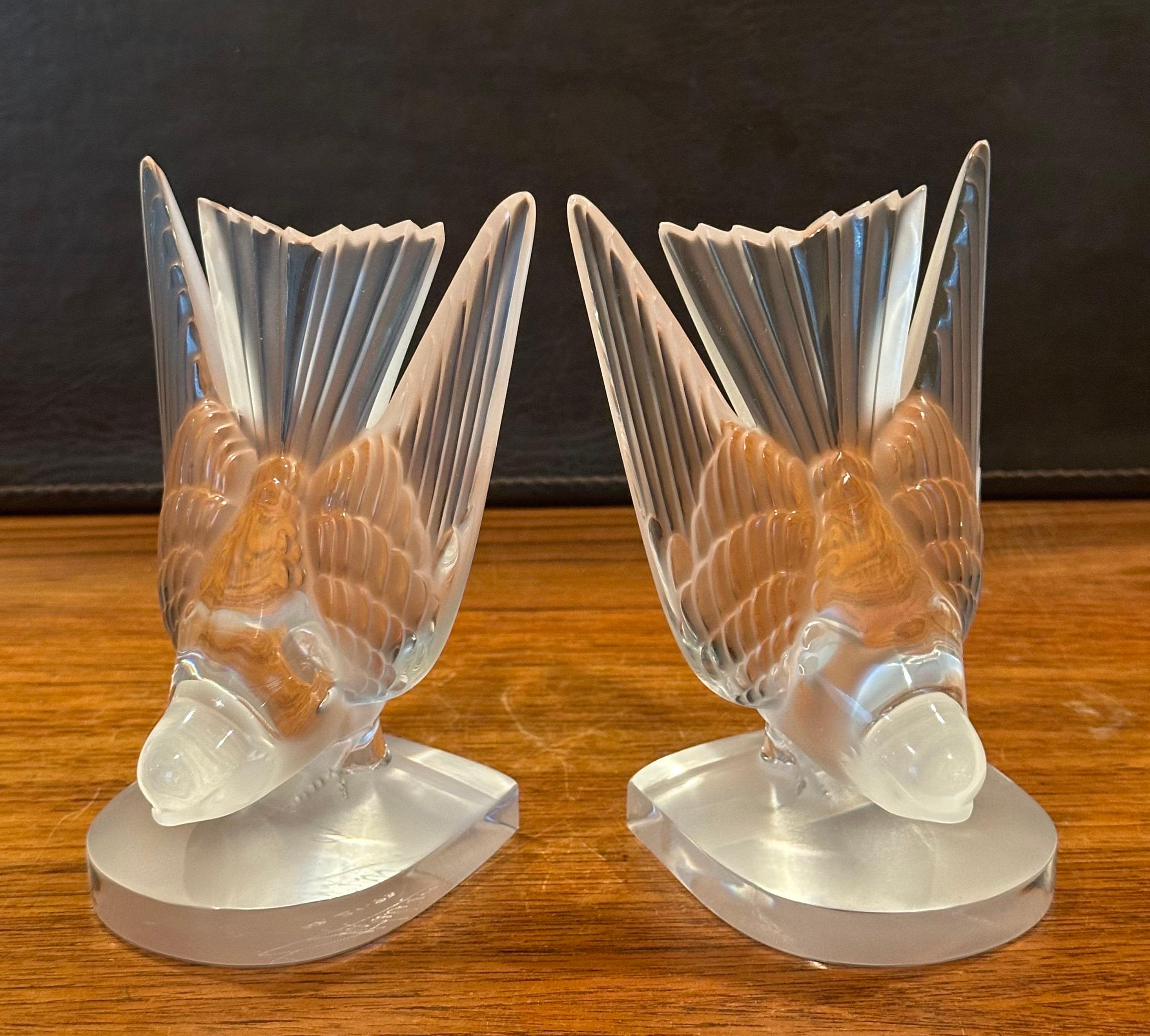 Paar mattierte Kristall Hirondelle / Swallow Buchstützen von Lalique aus Frankreich im Angebot 1
