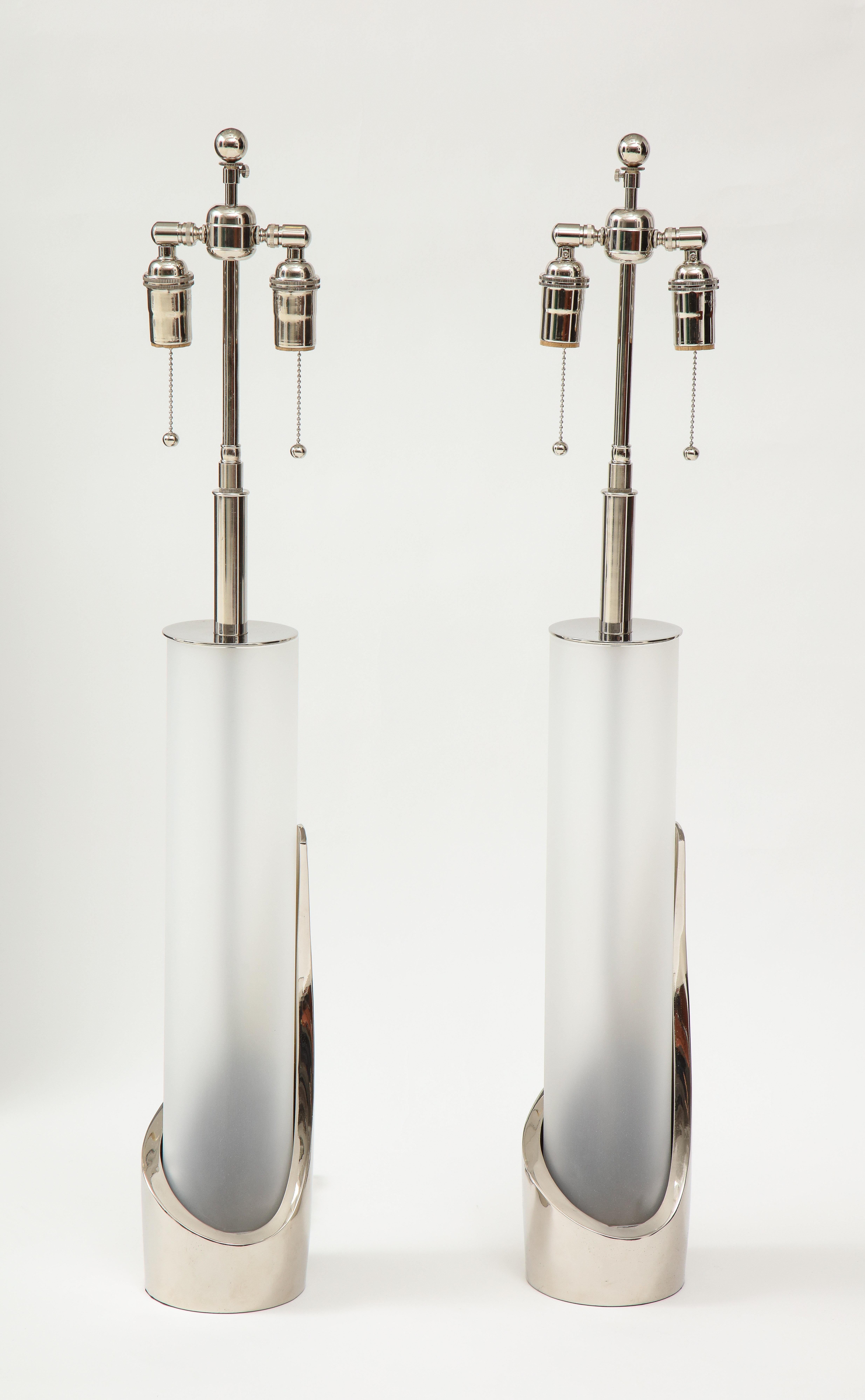 Paire de lampes cylindriques en chrome et verre par Laurel.
Les lampes en chrome poli sont dotées d'inserts en verre dépoli et elles ont été conçues pour être utilisées dans des conditions de travail difficiles
Nouvellement câblé avec des clusters