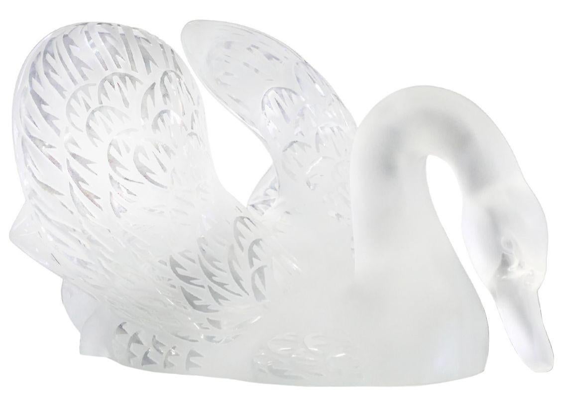 Français Paire de figurines de Swan en verre dépoli pour centre de table par Lalique en vente