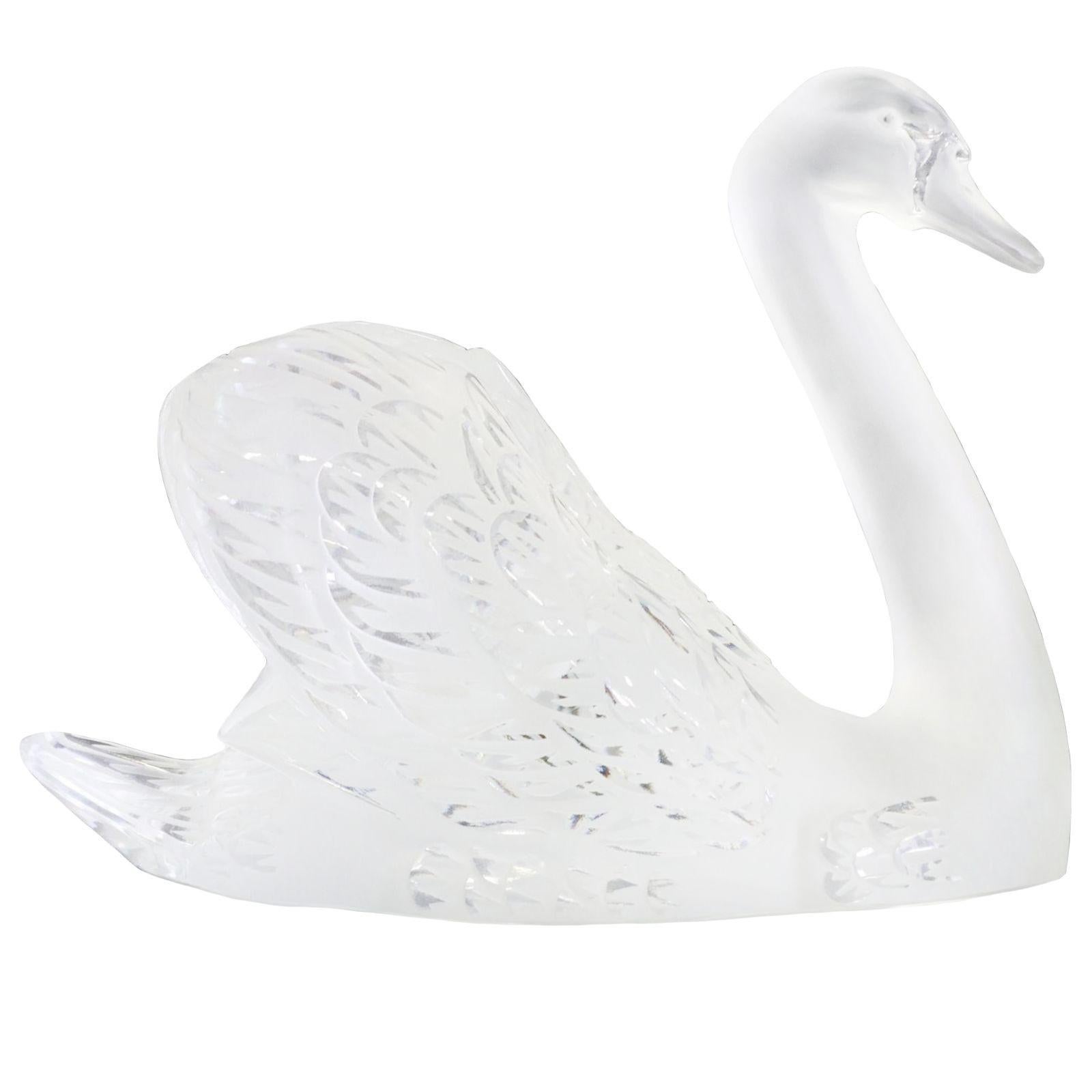 Verre Paire de figurines de Swan en verre dépoli pour centre de table par Lalique en vente