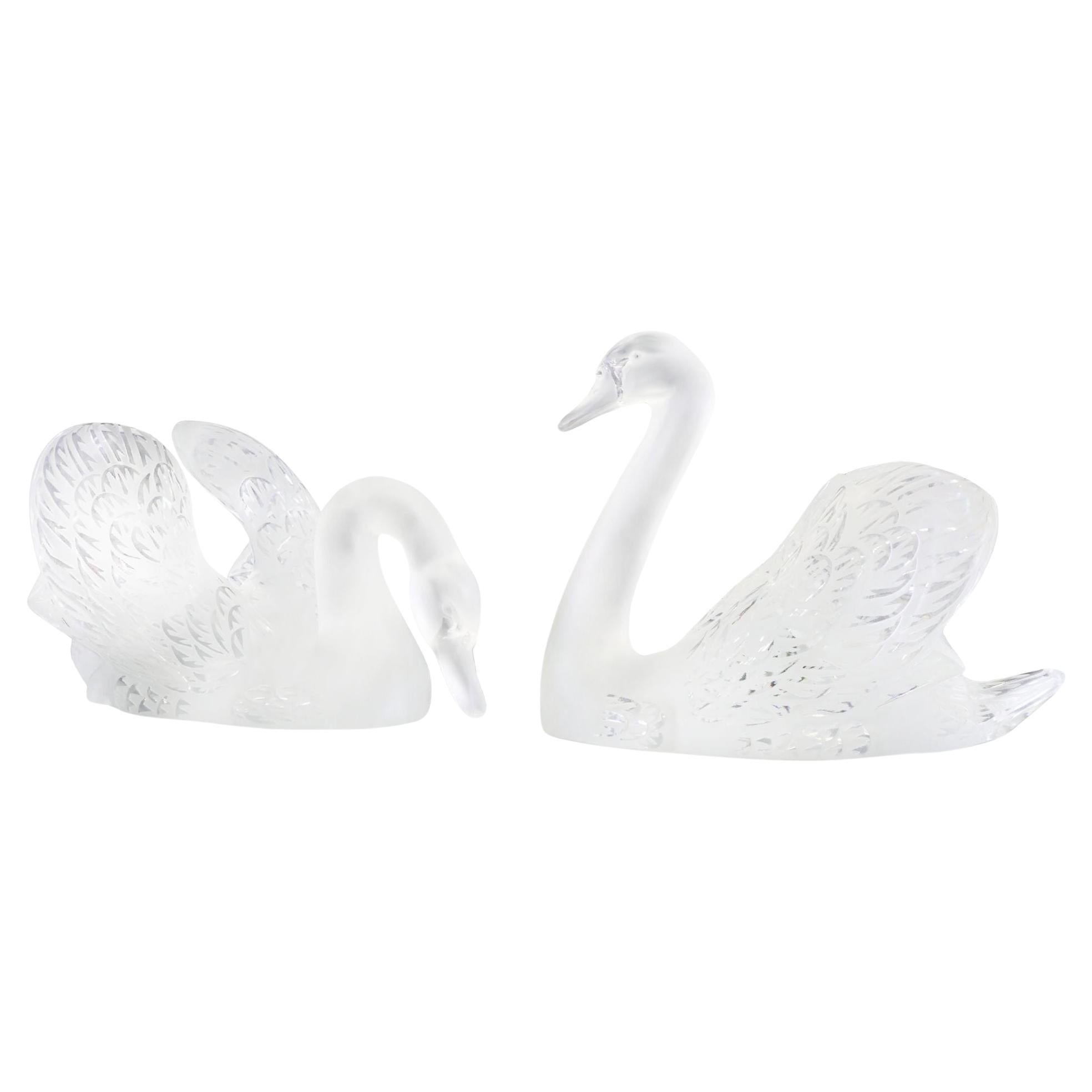 Paire de figurines de Swan en verre dépoli pour centre de table par Lalique en vente