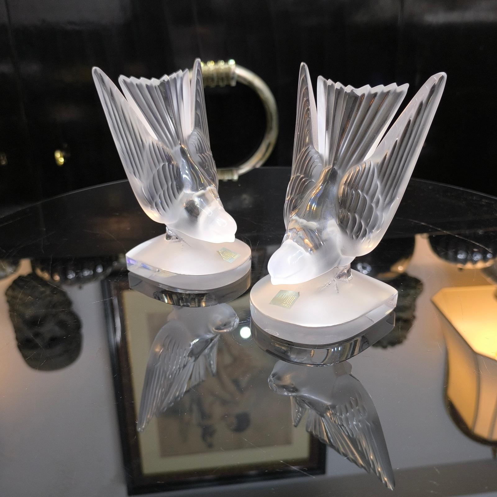 Pareja de Esculturas de Vidrio Esmerilado Pisapapeles 'Hirondelle' de Lalique Art Decó en venta