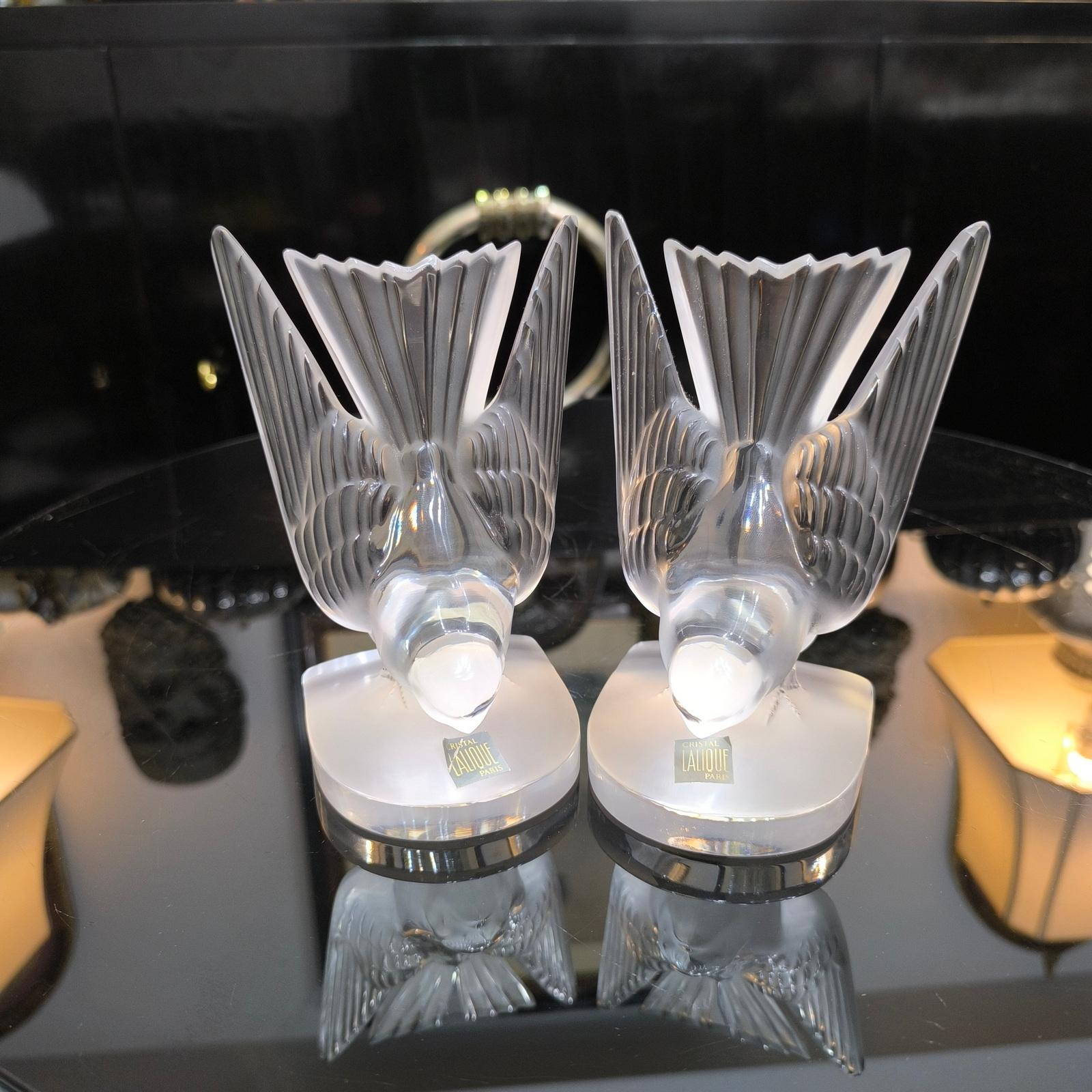 Pareja de Esculturas de Vidrio Esmerilado Pisapapeles 'Hirondelle' de Lalique Francés en venta