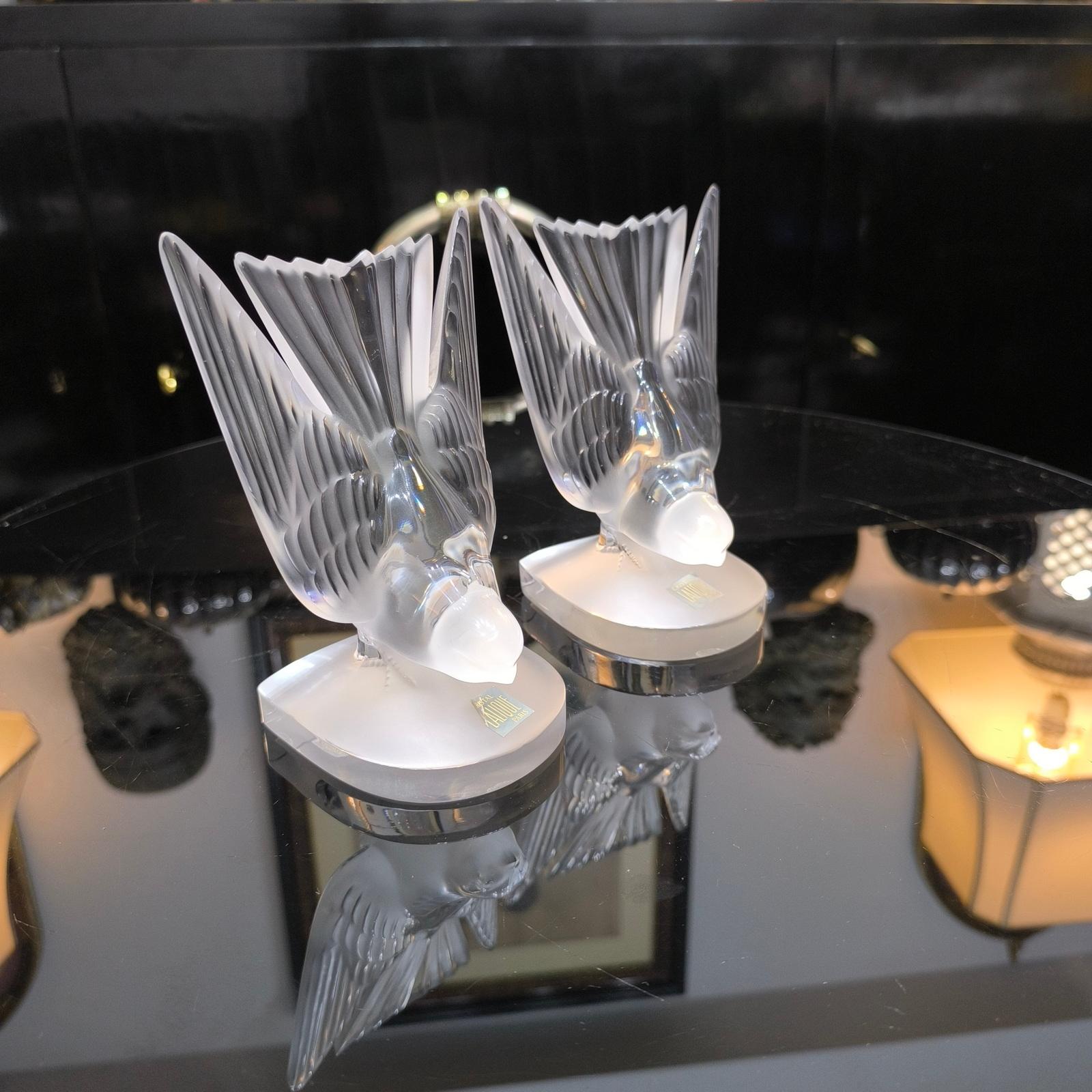Pareja de Esculturas de Vidrio Esmerilado Pisapapeles 'Hirondelle' de Lalique en Excelente estado para la venta en Bochum, NRW