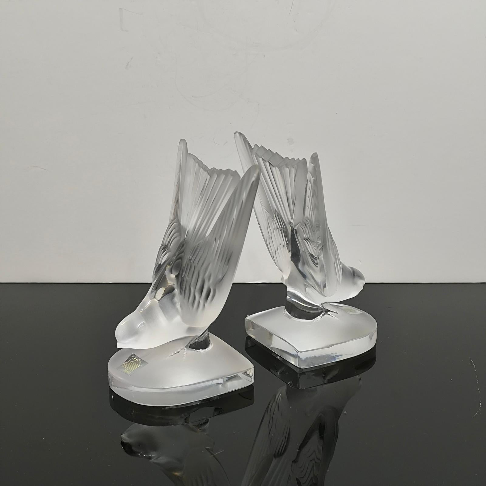 Pareja de Esculturas de Vidrio Esmerilado Pisapapeles 'Hirondelle' de Lalique mediados del siglo XX en venta
