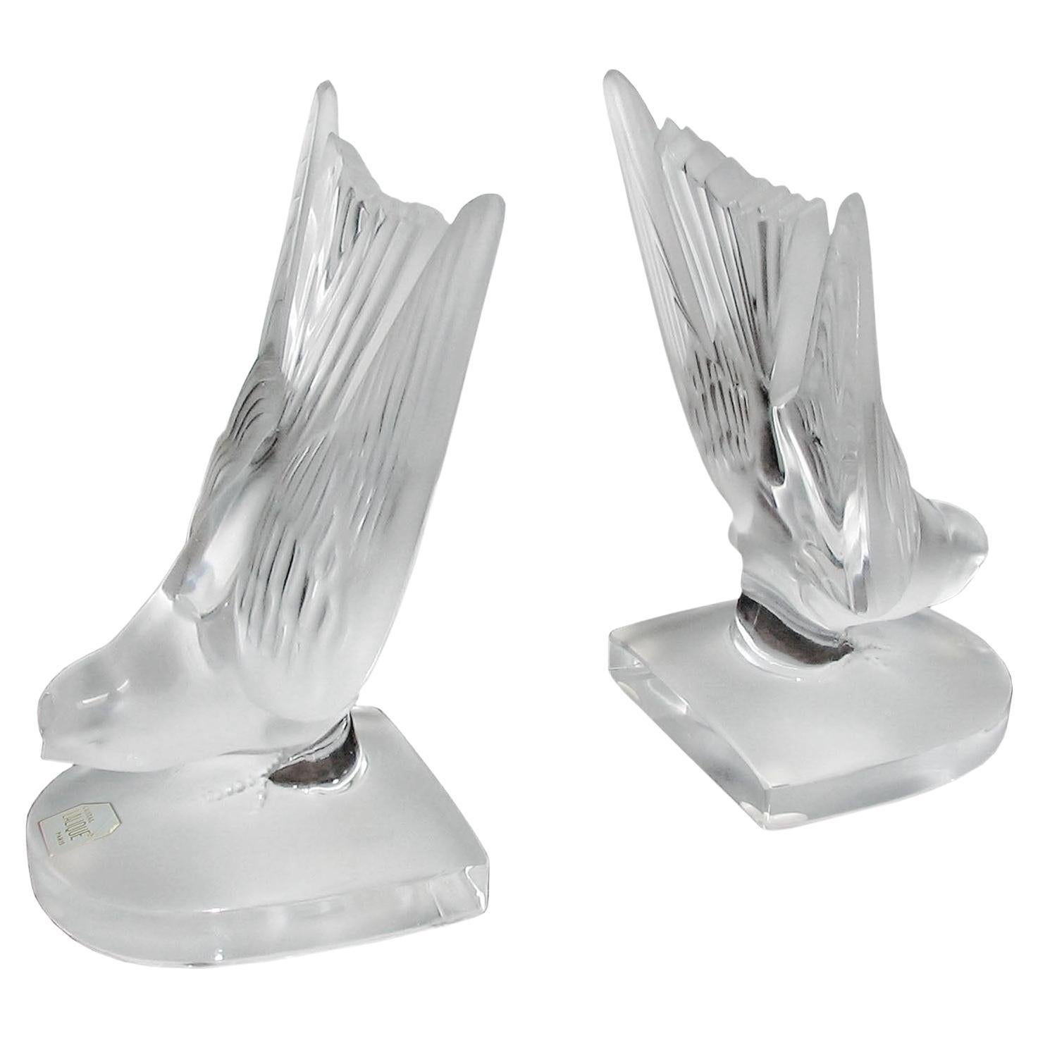 Pareja de Esculturas de Vidrio Esmerilado Pisapapeles 'Hirondelle' de Lalique en venta