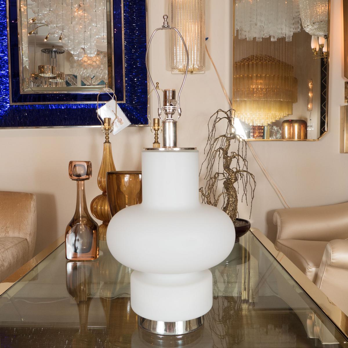 Pair of frosted glass table lamps with nickel hardware, by Laurel
With interior light
1 standard and 1 candelabra.