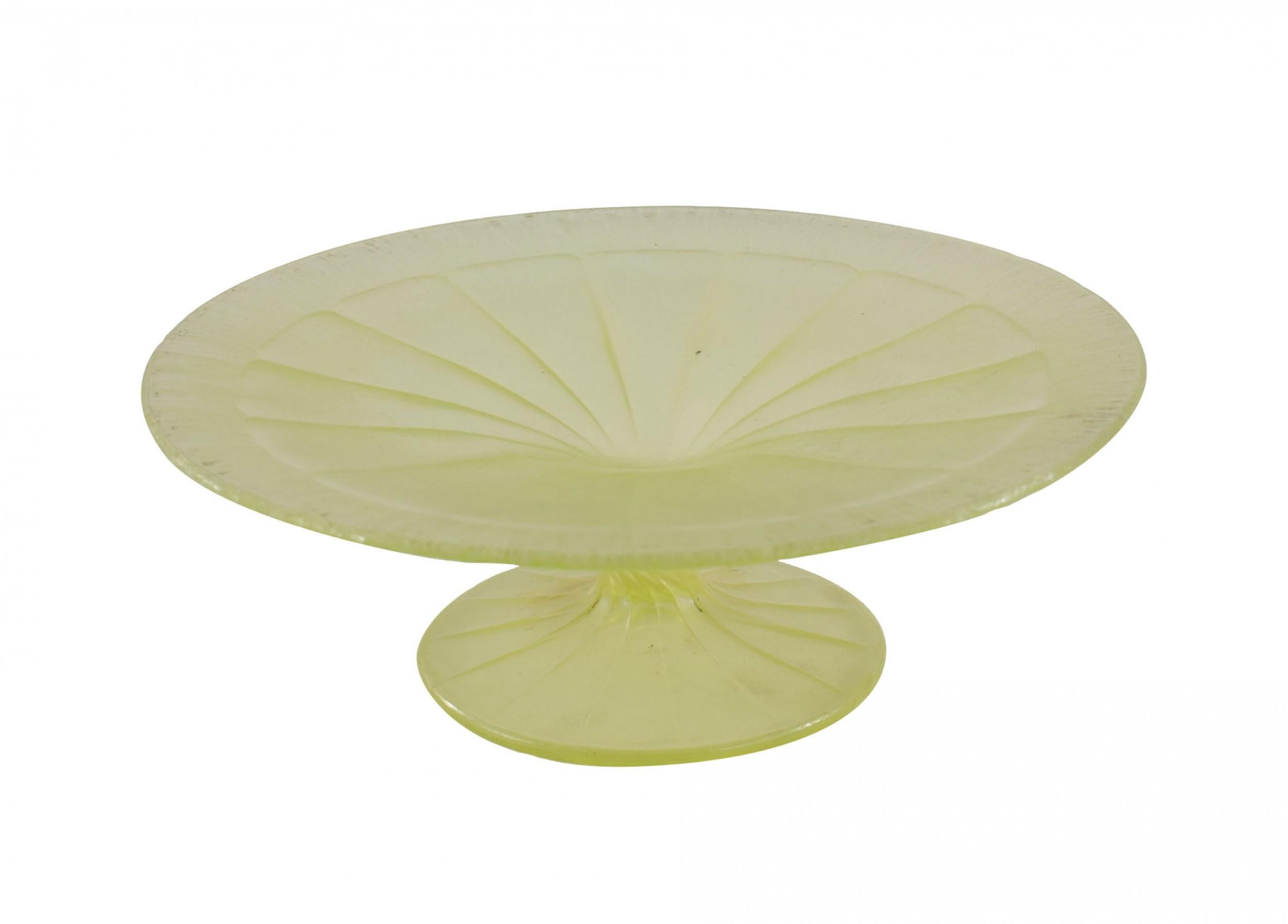 Paire de compotes en verre de vaseline antique vert givré avec dessus et pieds circulaires (PRIX PAR PERSONNE)