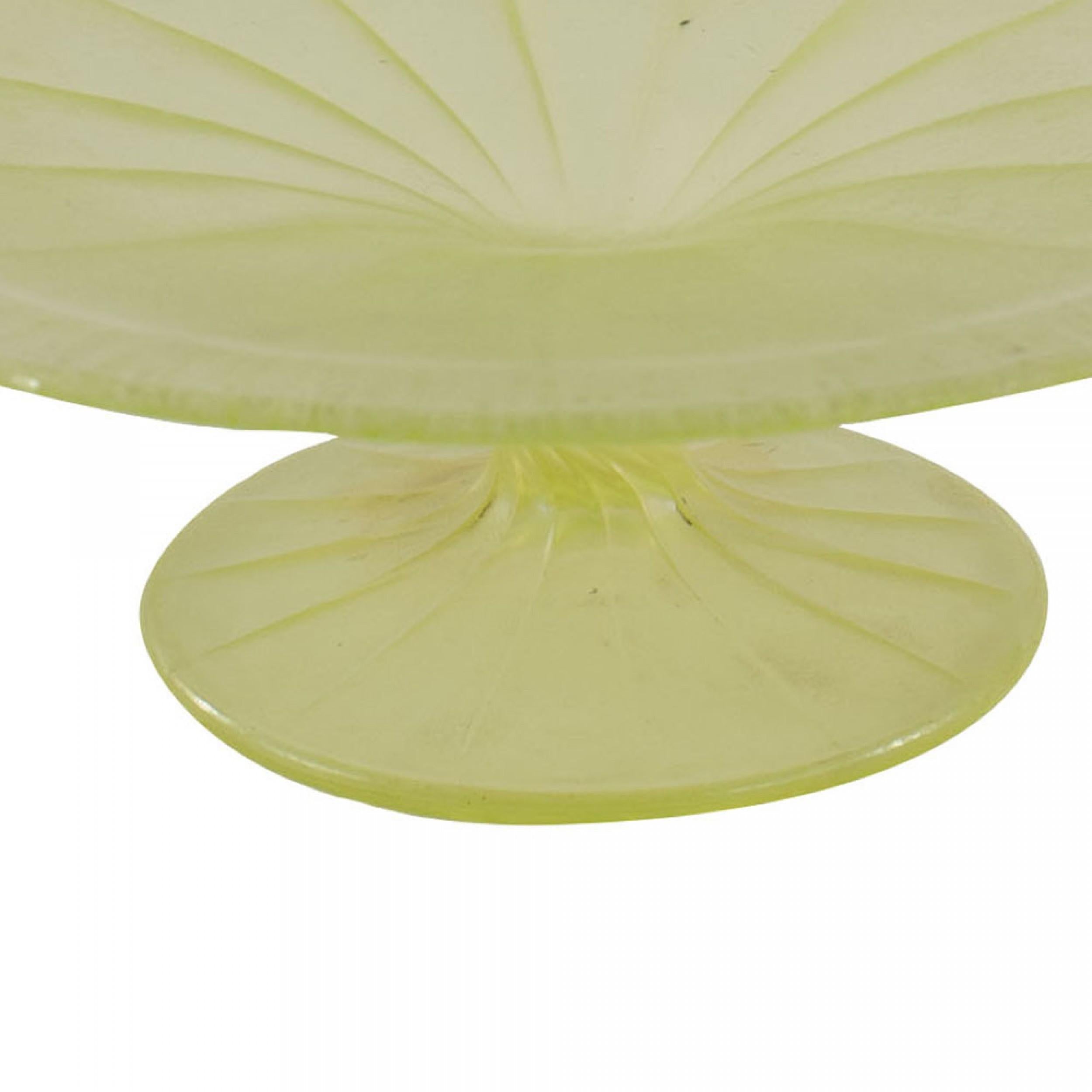 Moderne Paire de centres de table en verre vaseline vert dépoli en vente