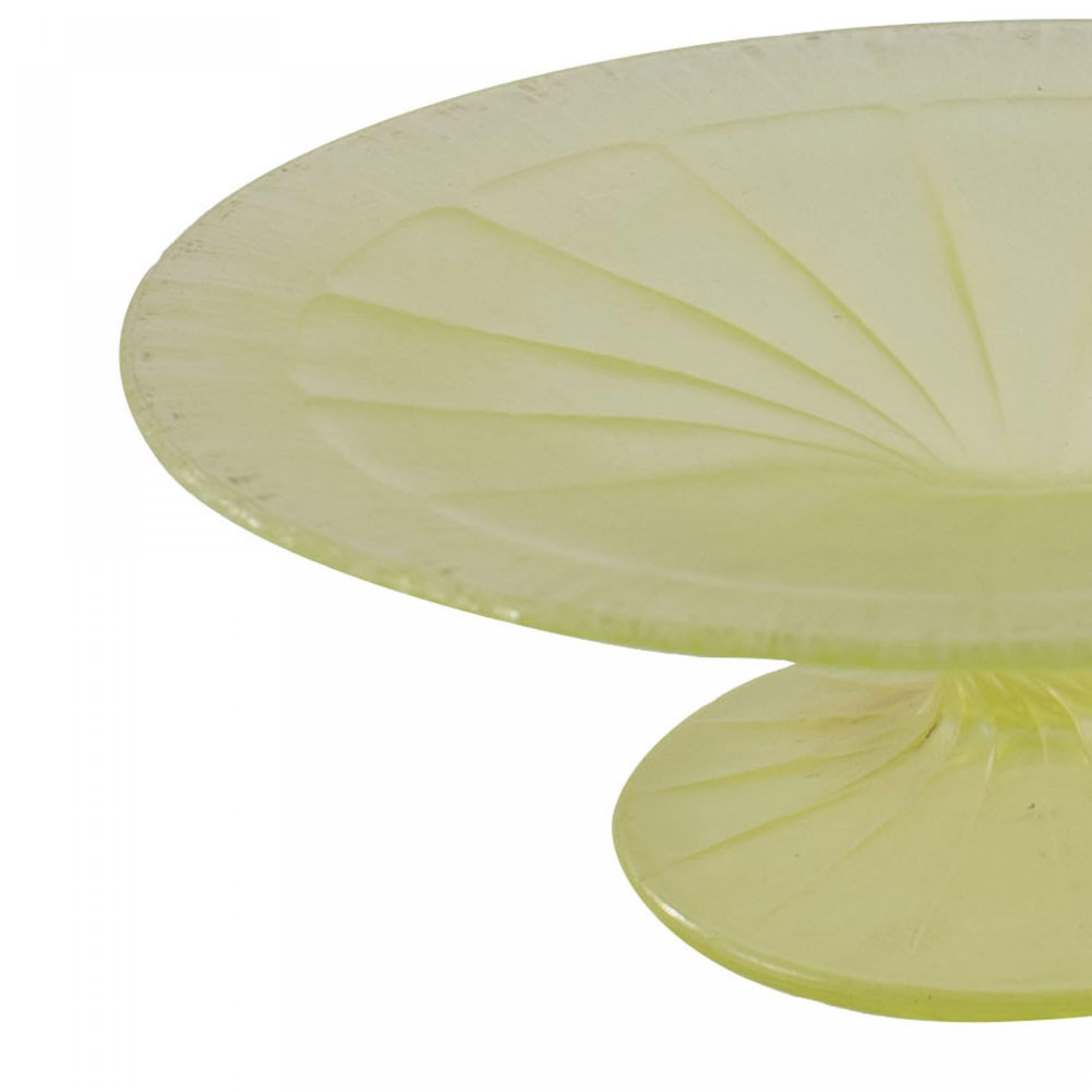 Dépoli Paire de centres de table en verre vaseline vert dépoli en vente