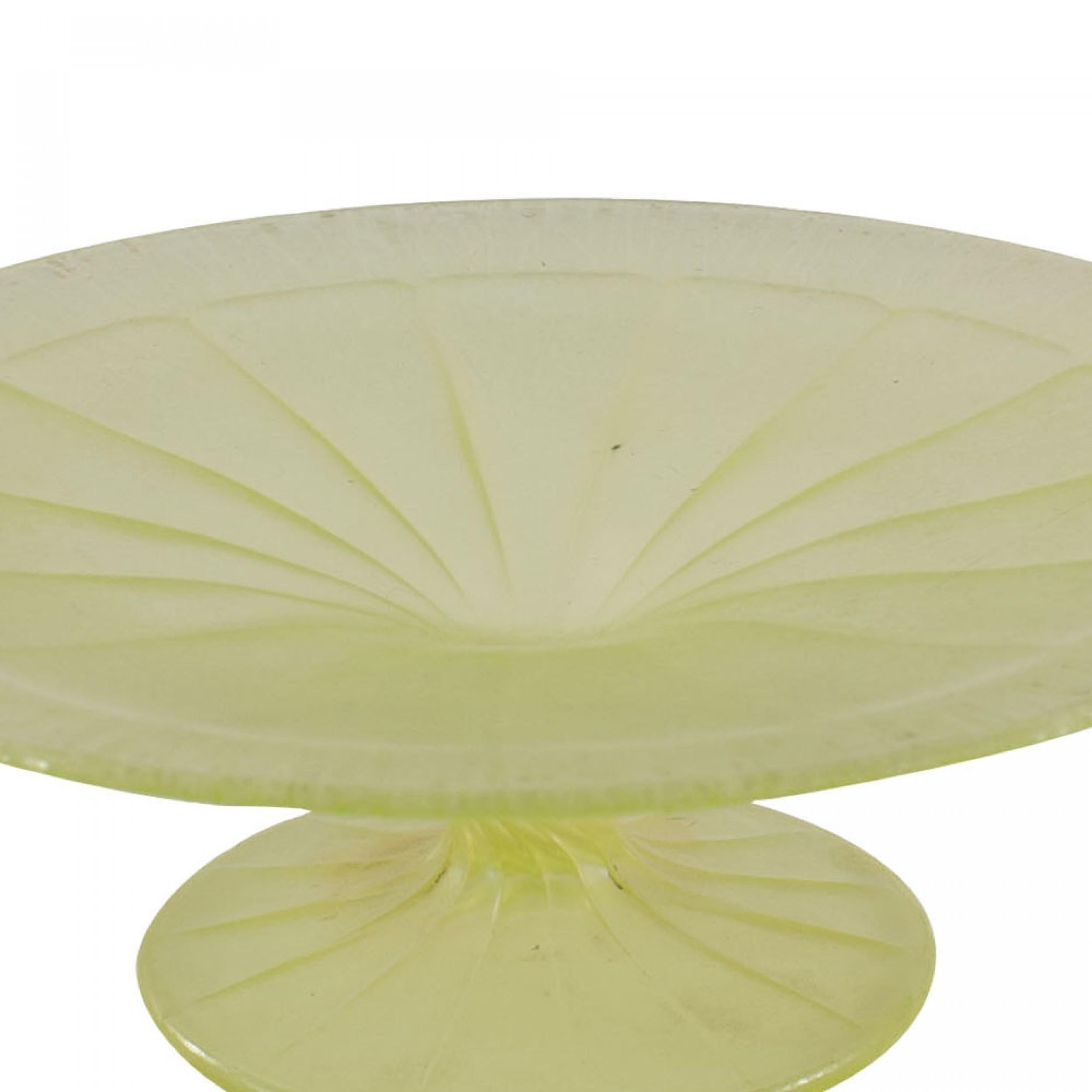Paire de centres de table en verre vaseline vert dépoli Bon état - En vente à Queens, NY