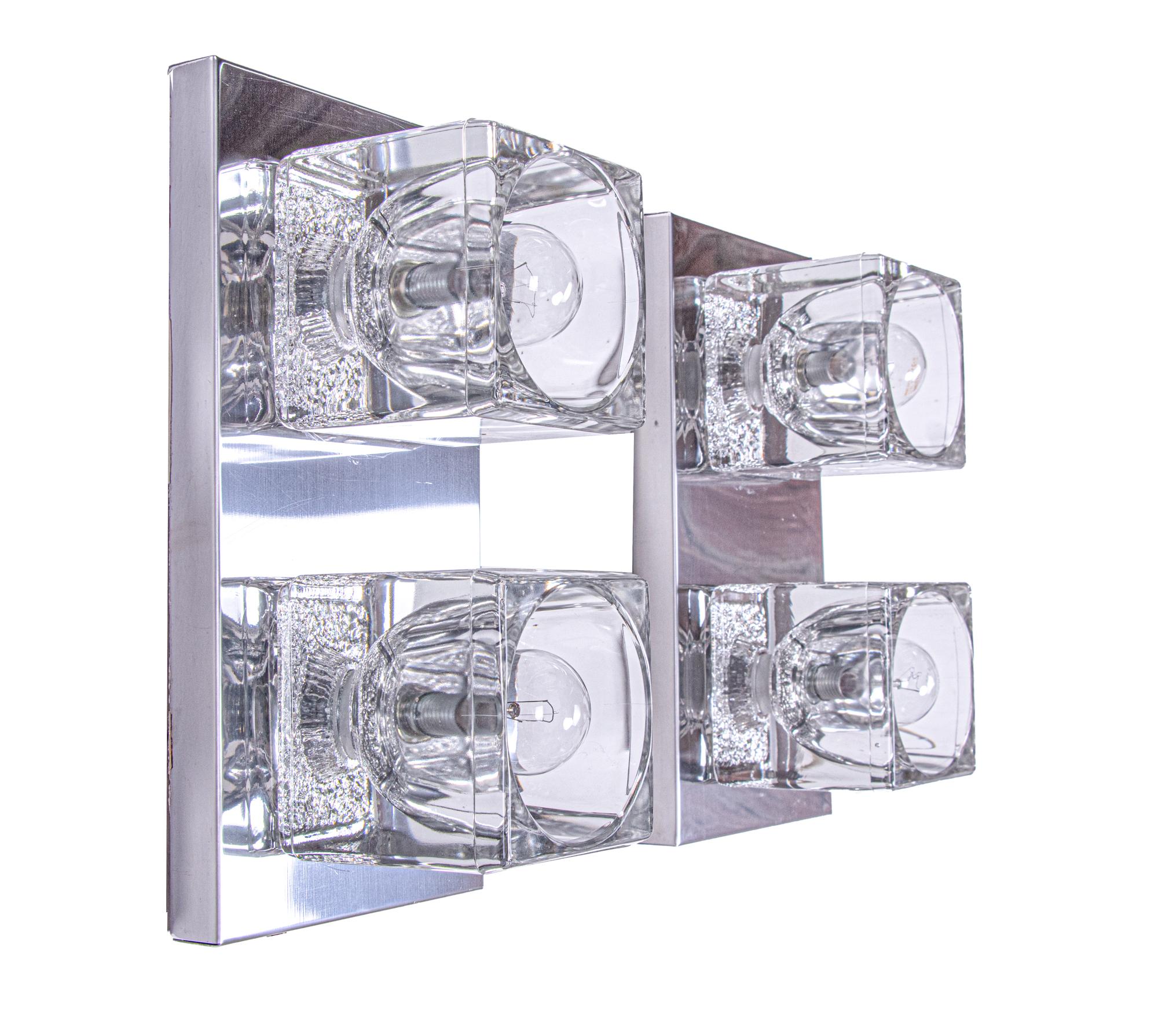 Splendida coppia di lampade cubiche da parete e soffitto in vetro di Murano montato su una struttura cromata. Può essere montata in orizzontale o in verticale, con la possibilità di essere utilizzata come plafoniera. Una gemma dell'epoca. Con questa