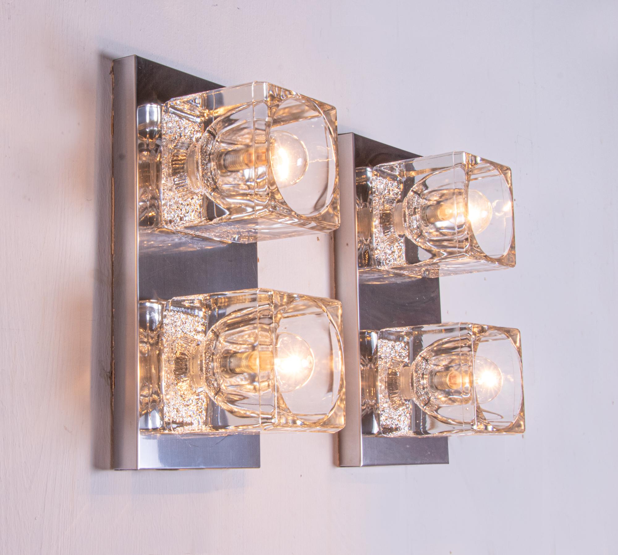 Fine XX secolo Coppia di luci da parete e da soffitto a cubetti di ghiaccio smerigliati in vetro di Peill & Putzler 1970 in vendita