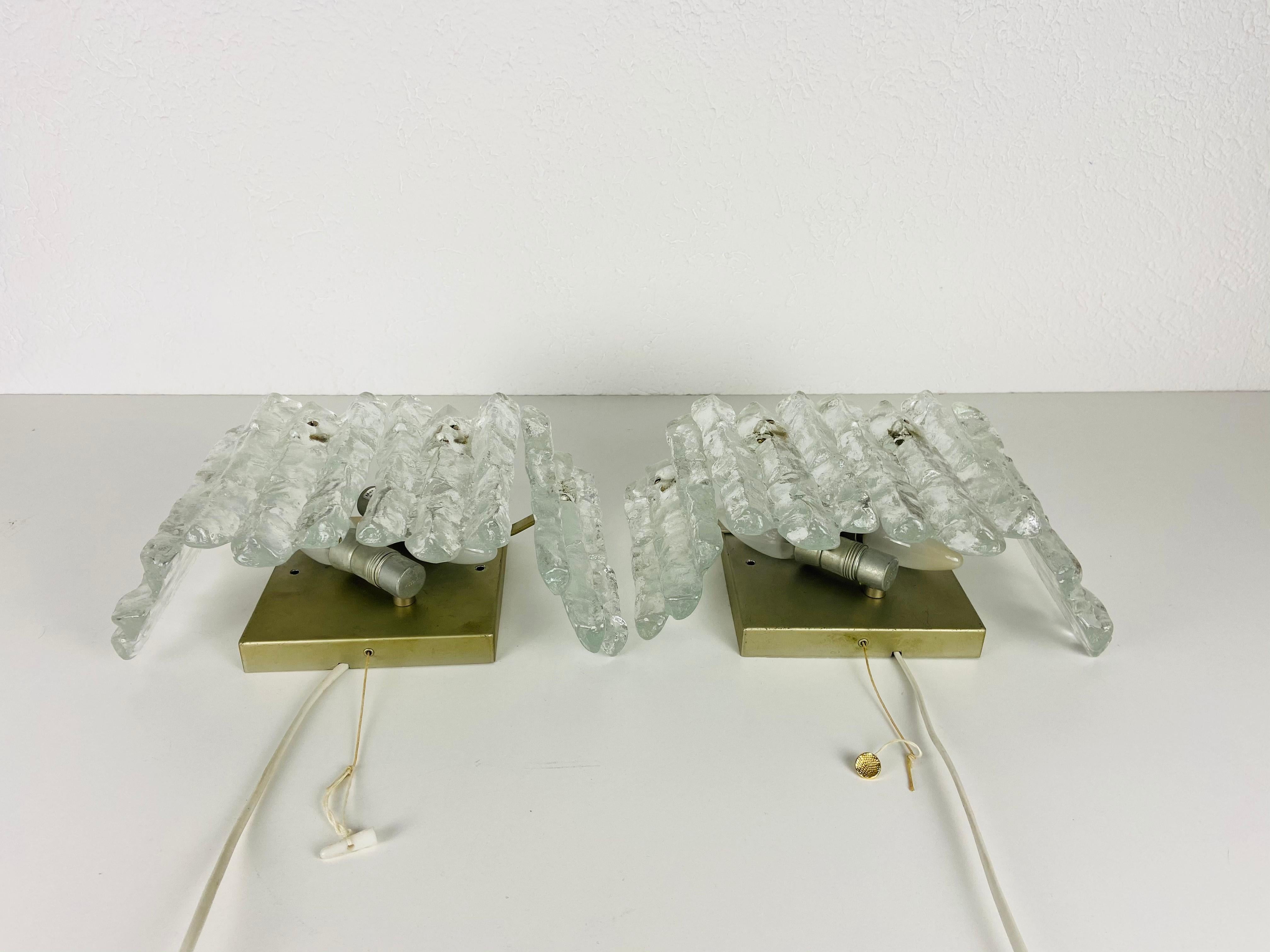 Paire de lampes murales en verre de glace dépoli par Kalmar, Autriche, années 1960 Bon état - En vente à Hagenbach, DE
