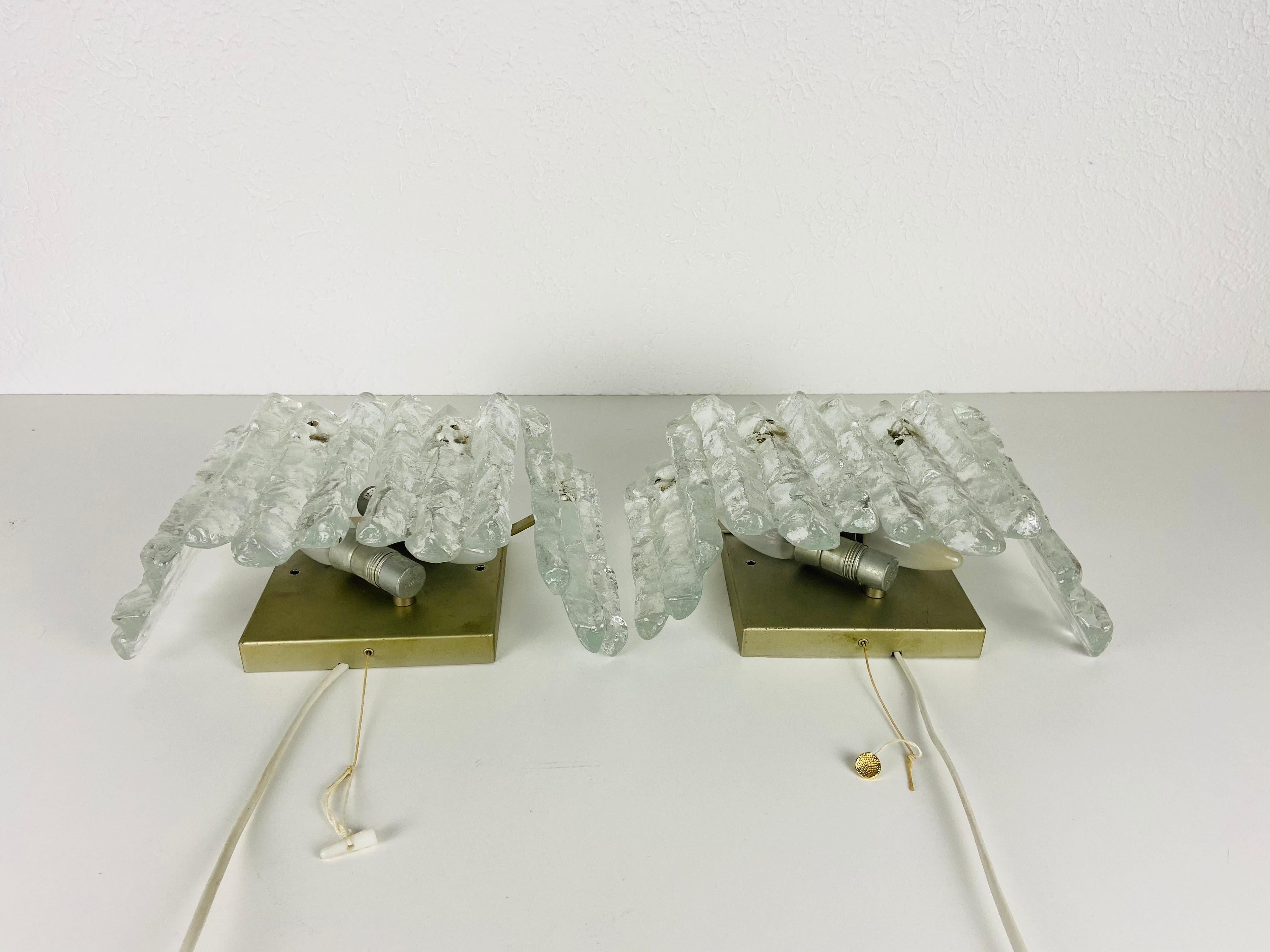 Pair of Frosted Ice Glass Wall Lamps by Kalmar, Austria, 1960s In Good Condition For Sale In Hagenbach, DE