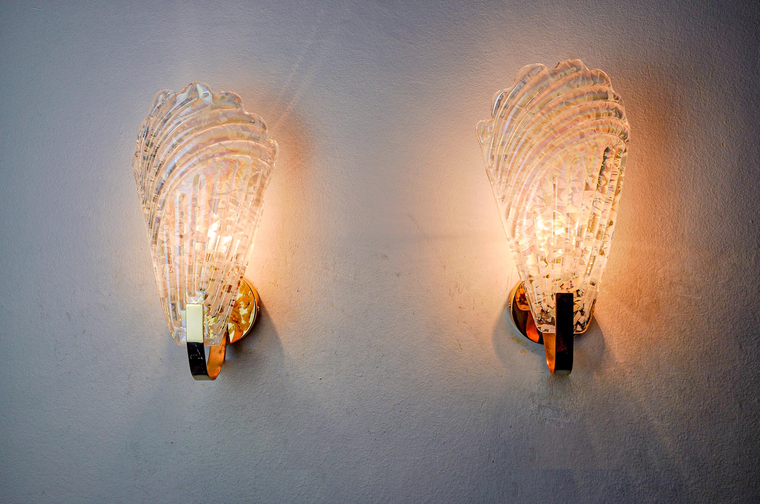 Very beautiful pair of leaf sconces designed and produced in Italy in the 70s. Murano glass crystals with frosted effect in the shape of a leaf and gold metal structure. Unique object that will illuminate wonderfully and bring a real design touch to