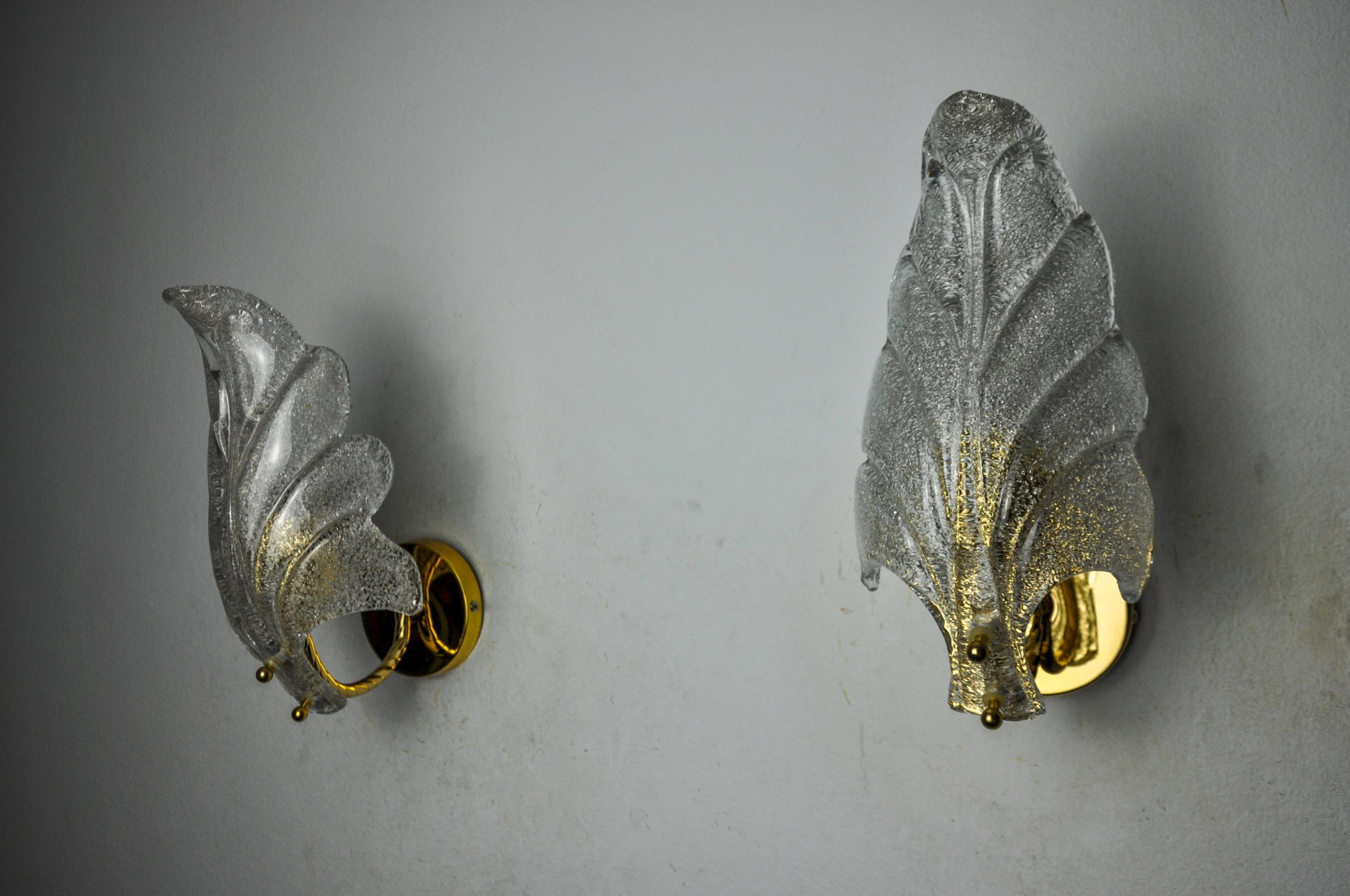 Very beautiful pair of leaf sconces designed and produced in Italy in the 70s. Murano glass crystals with frosted effect in the shape of a leaf and gold metal structure. Unique object that will illuminate wonderfully and bring a real design touch to