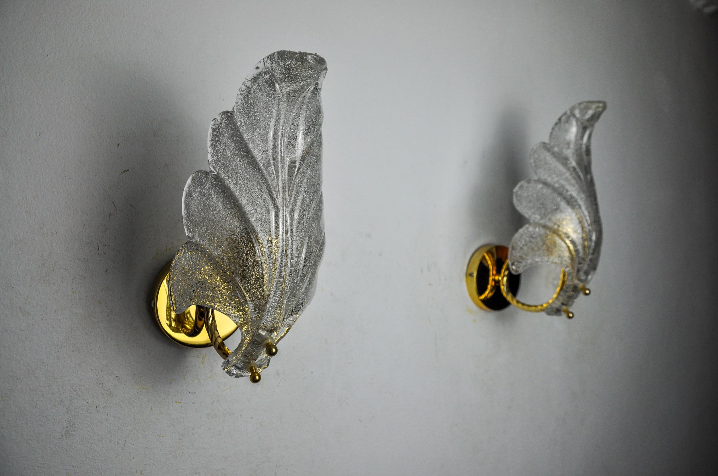 Hollywood Regency Pair of frosted leaf sconces, Murano glass, Italy, 1970 For Sale
