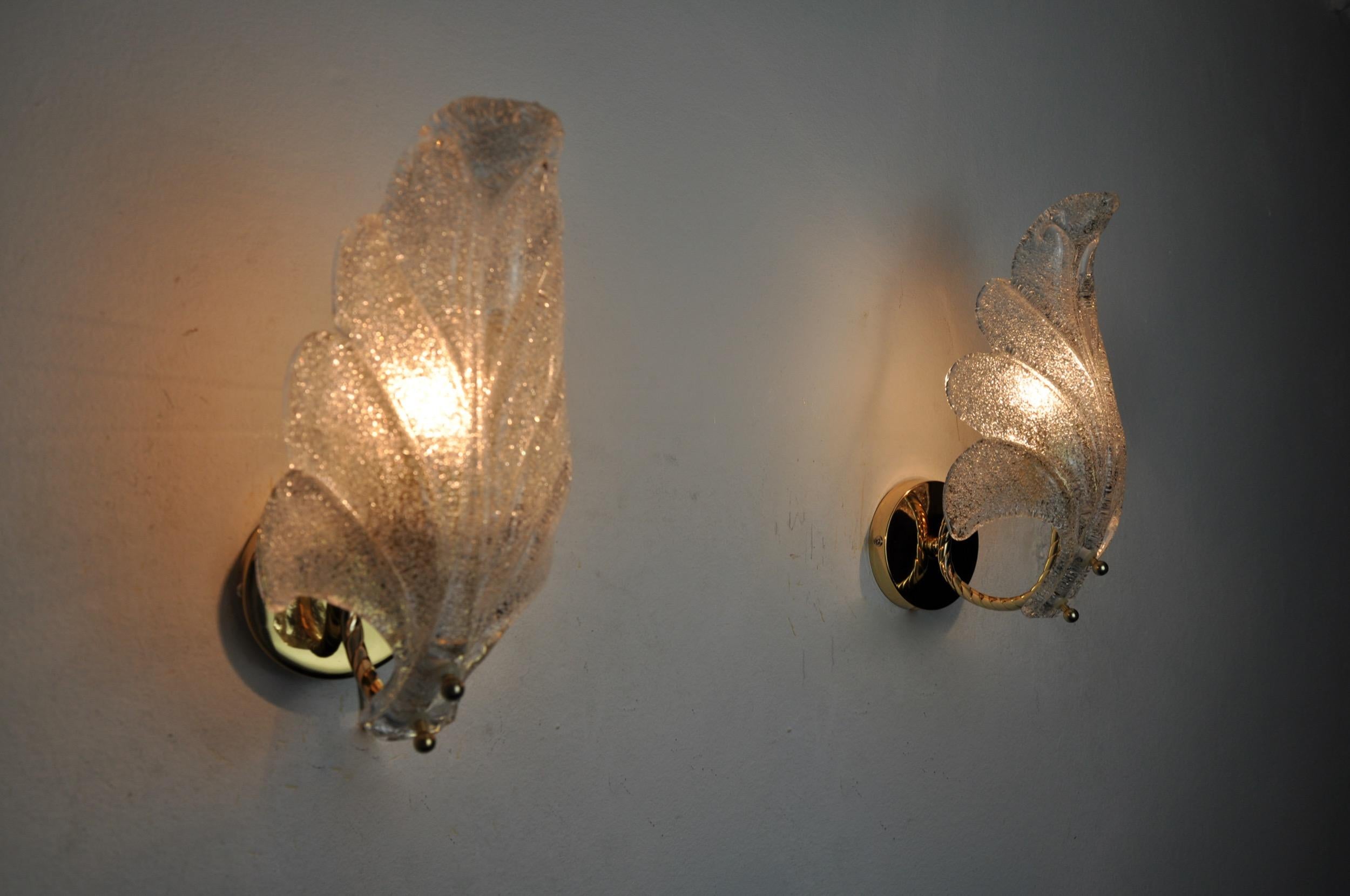 Late 20th Century Pair of frosted leaf sconces, Murano glass, Italy, 1970 For Sale