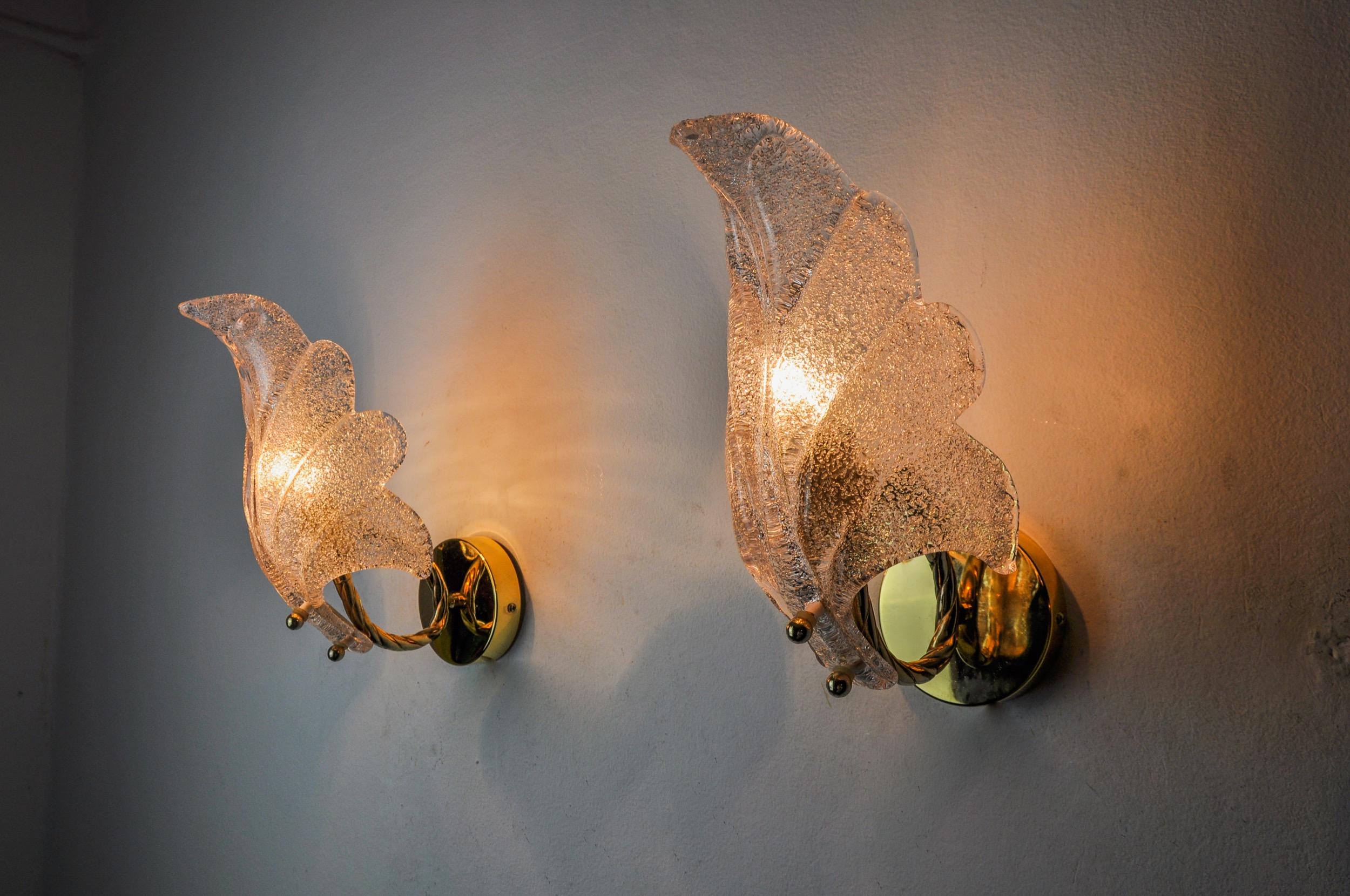 Very beautiful pair of leaf wall lights designed and produced in Italy in the 70s. Murano glass crystals with frosted effect in the shape of leaves and gold metal structure. Unique object that will illuminate wonderfully and bring a real designer