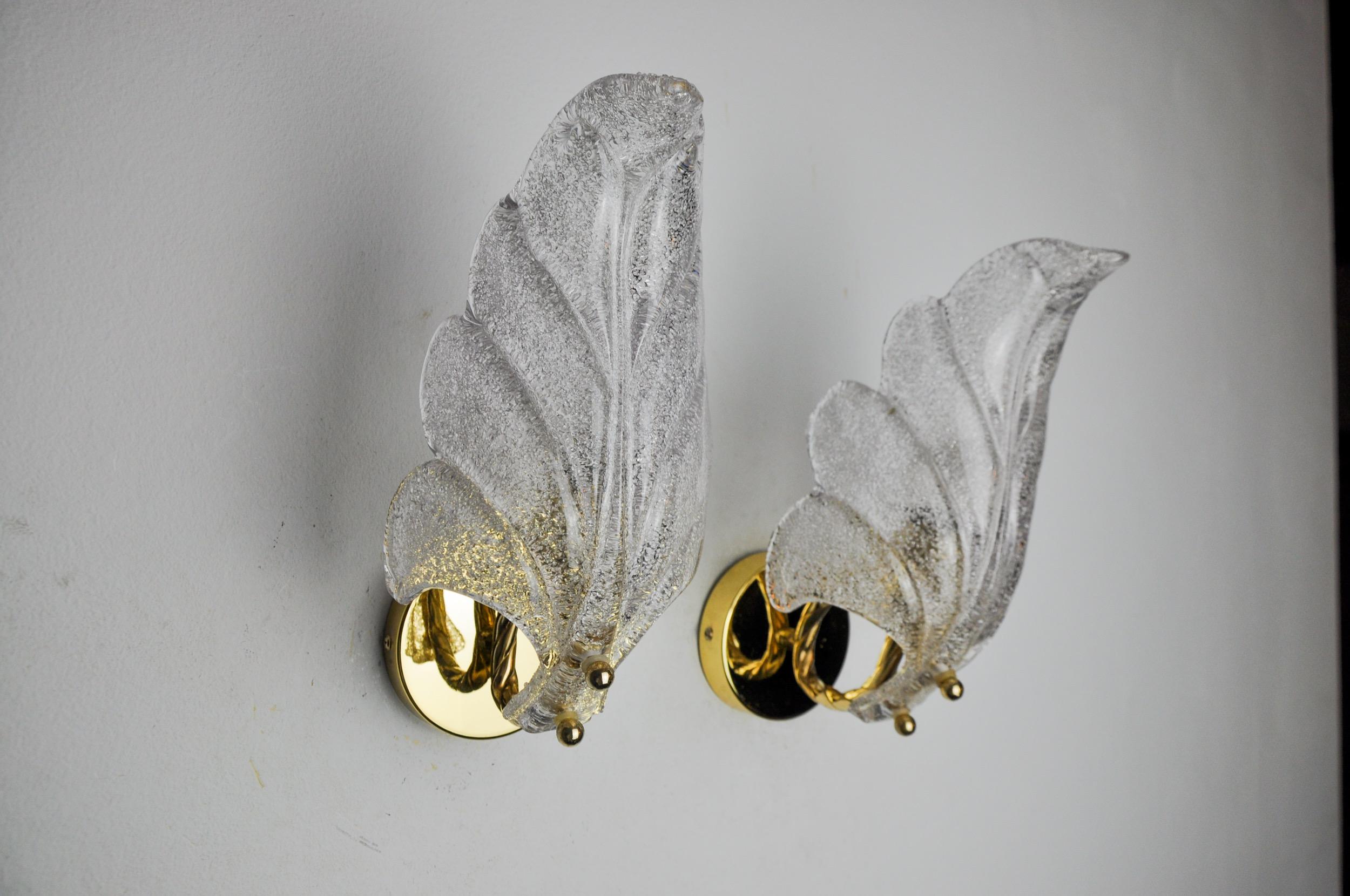 Hollywood Regency Pair of frosted leaf wall lights, Murano glass, Italy, 1970 For Sale