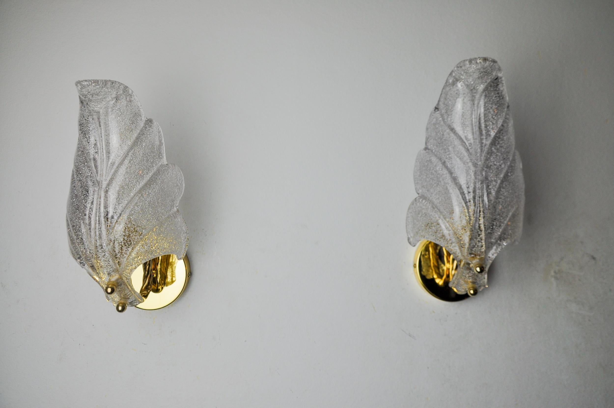Italian Pair of frosted leaf wall lights, Murano glass, Italy, 1970 For Sale