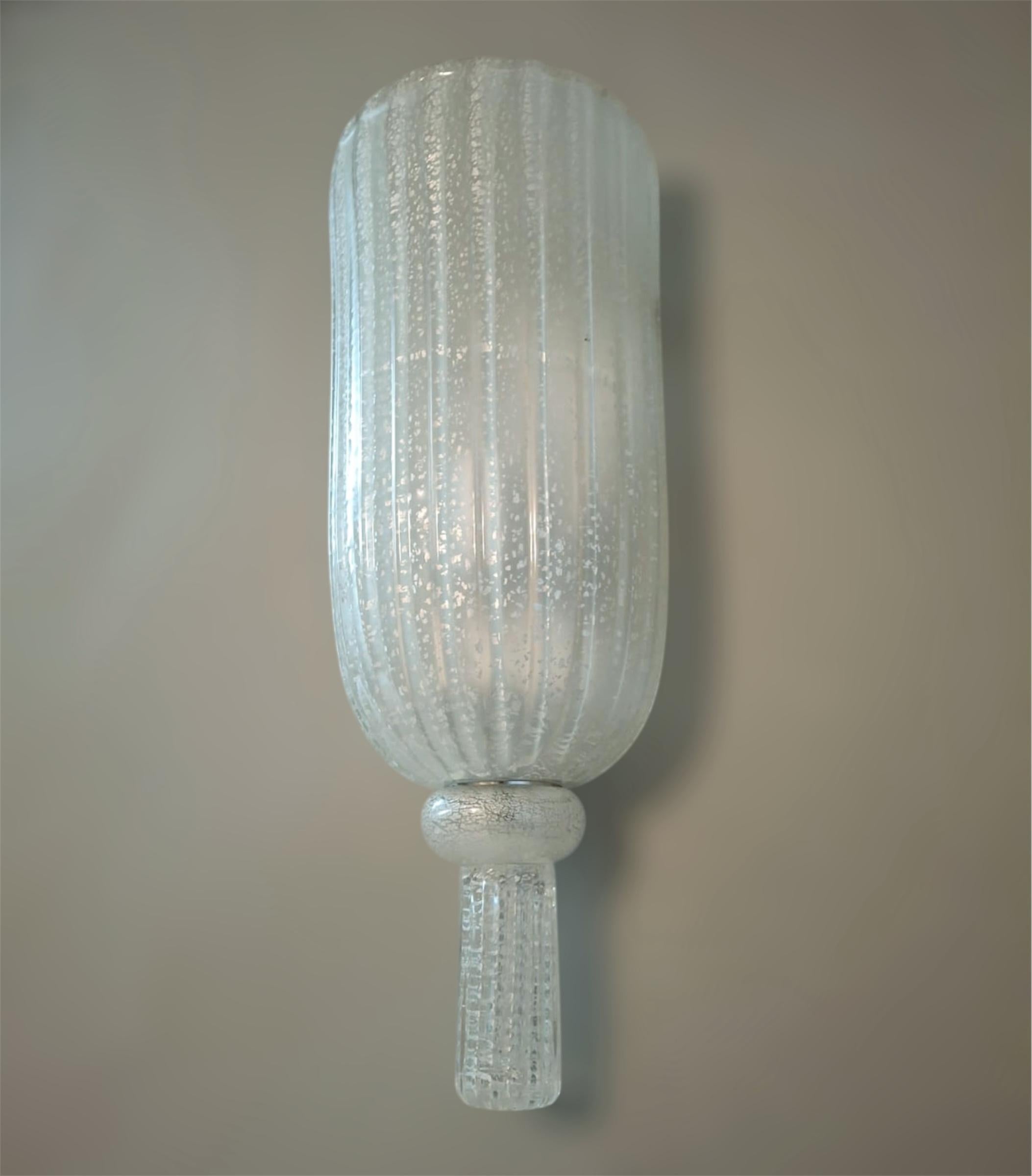 Applique d'epoca italiana con paralume in vetro di Murano smerigliato con macchie d'argento / Made in Italy da Seguso, circa anni '80
Etichetta originale sulla cornice
Misure: Altezza 17,5 pollici, larghezza 5,5 pollici, profondità 5 pollici.
1 luce