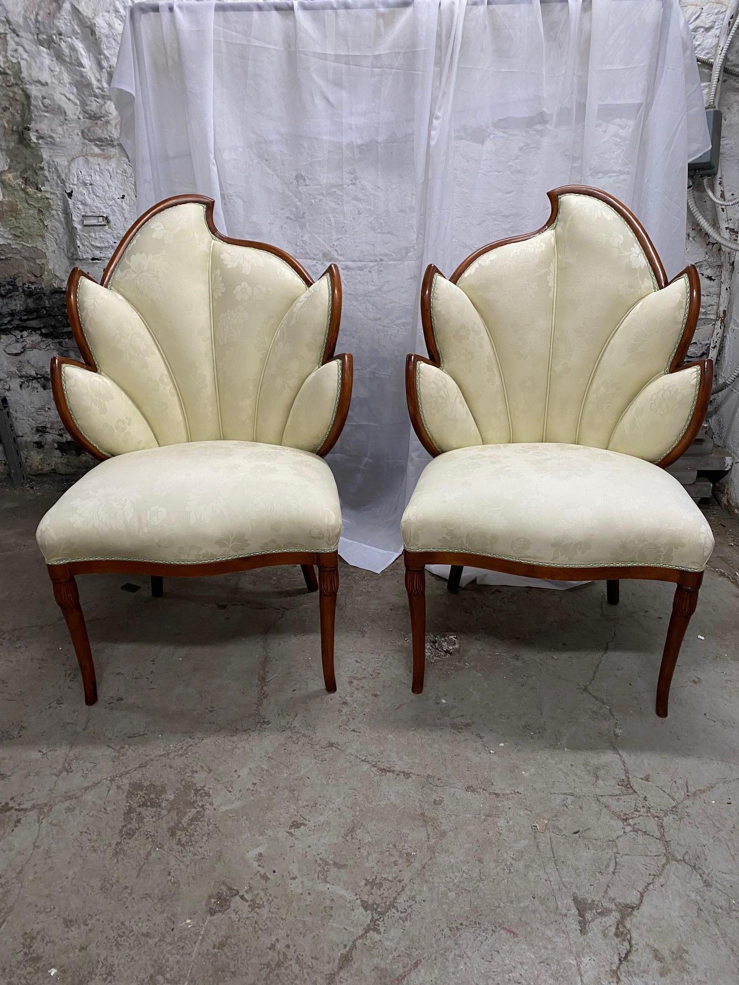 Pareja de esculturas de madera de frutal  Sillas laterales con respaldo de hoja Hollywood Regency 