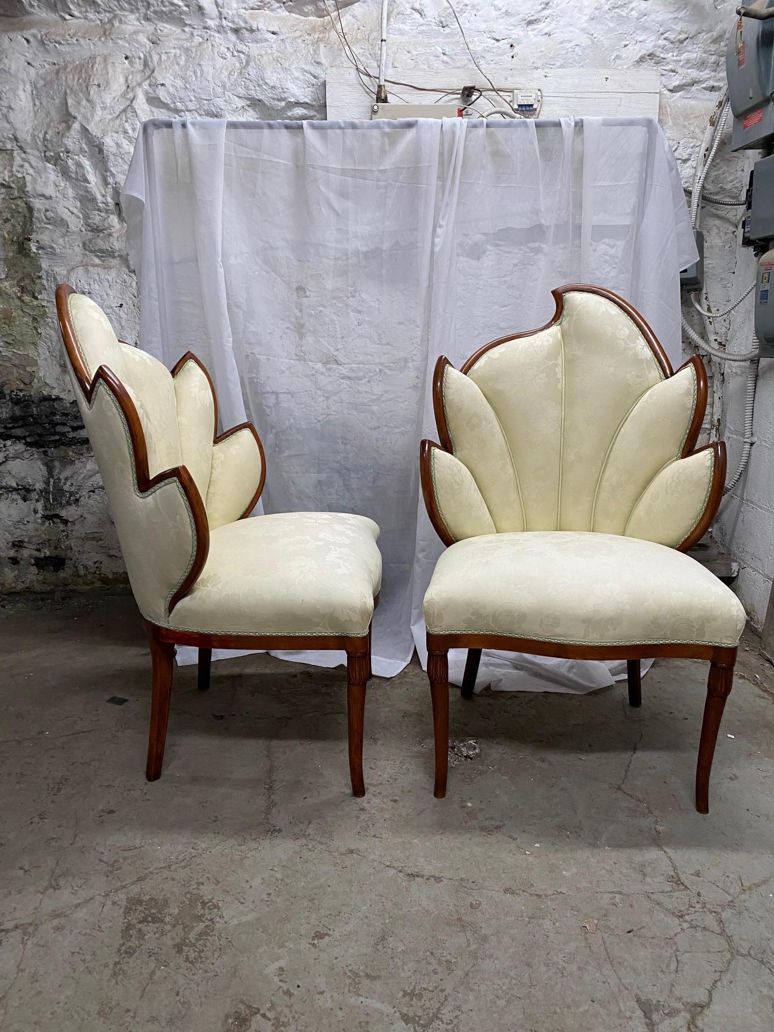 Par de  Sillas auxiliares escultóricas de madera de frutal con forma de hoja Hollywood Regency en Bueno estado para la venta en Montreal, QC