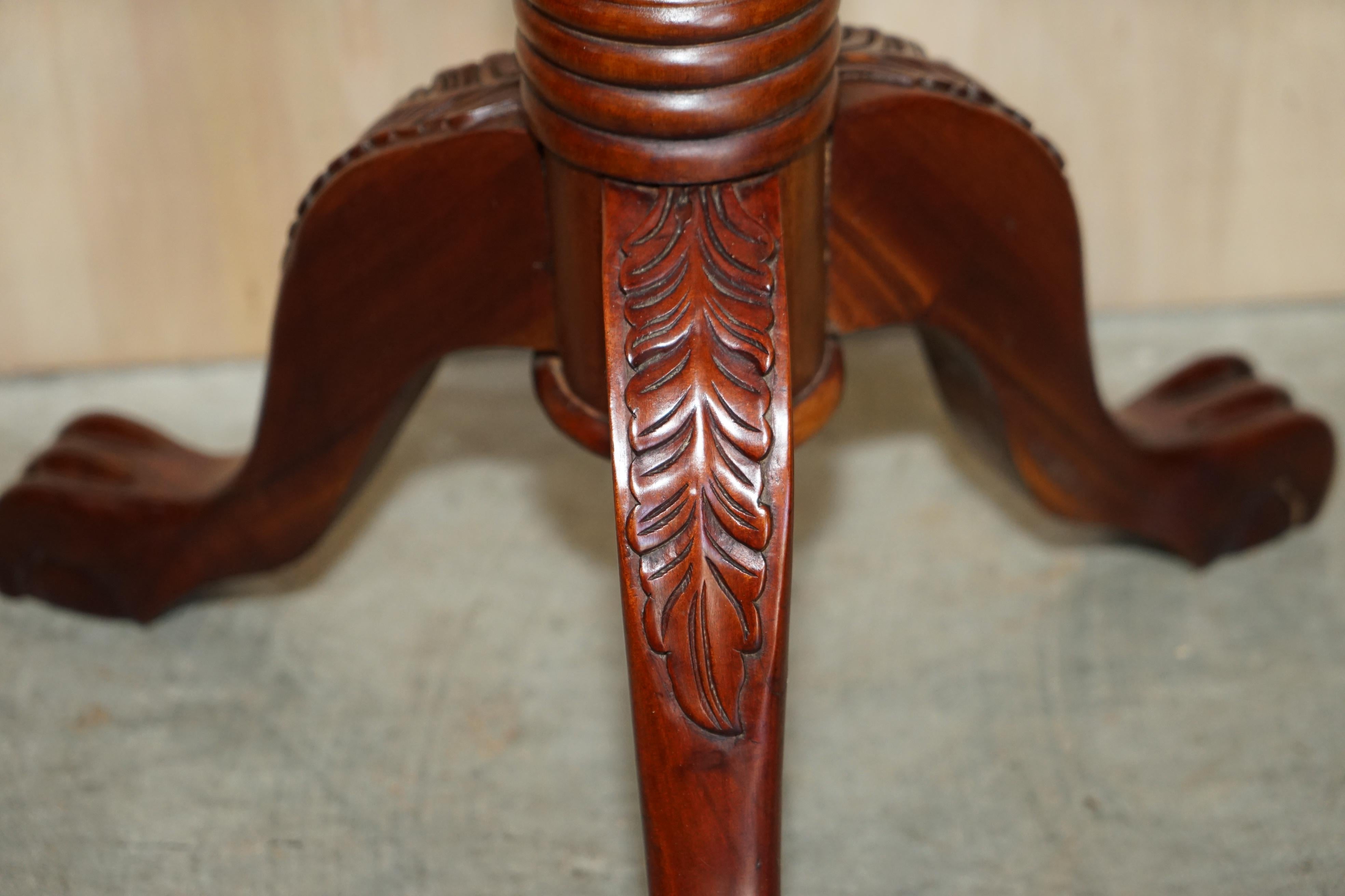 Paire de présentoirs de jardinière en bois fruitier sculptés à la main avec pieds en forme de griffes et de boules en vente 3