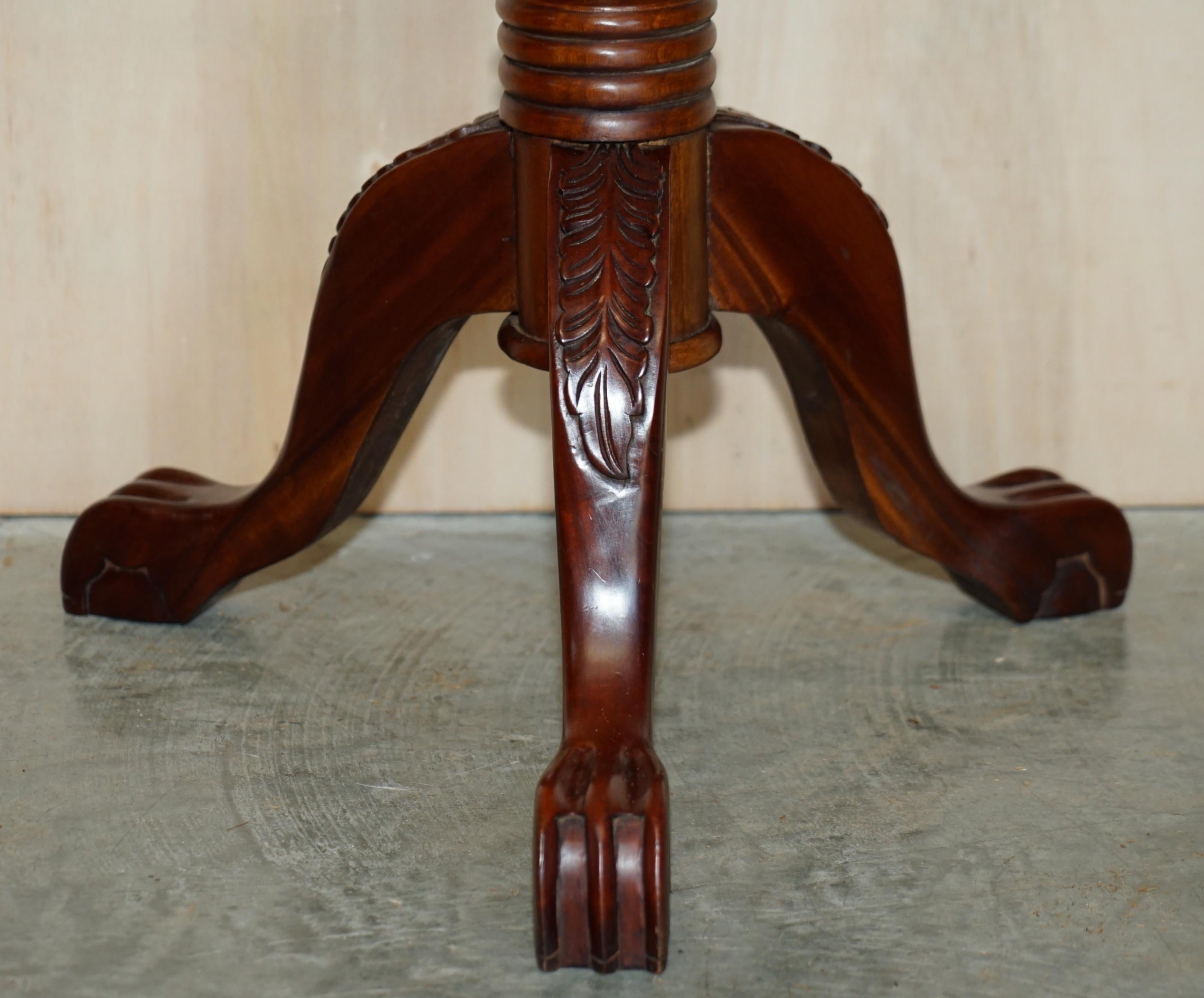 Paire de présentoirs de jardinière en bois fruitier sculptés à la main avec pieds en forme de griffes et de boules en vente 1