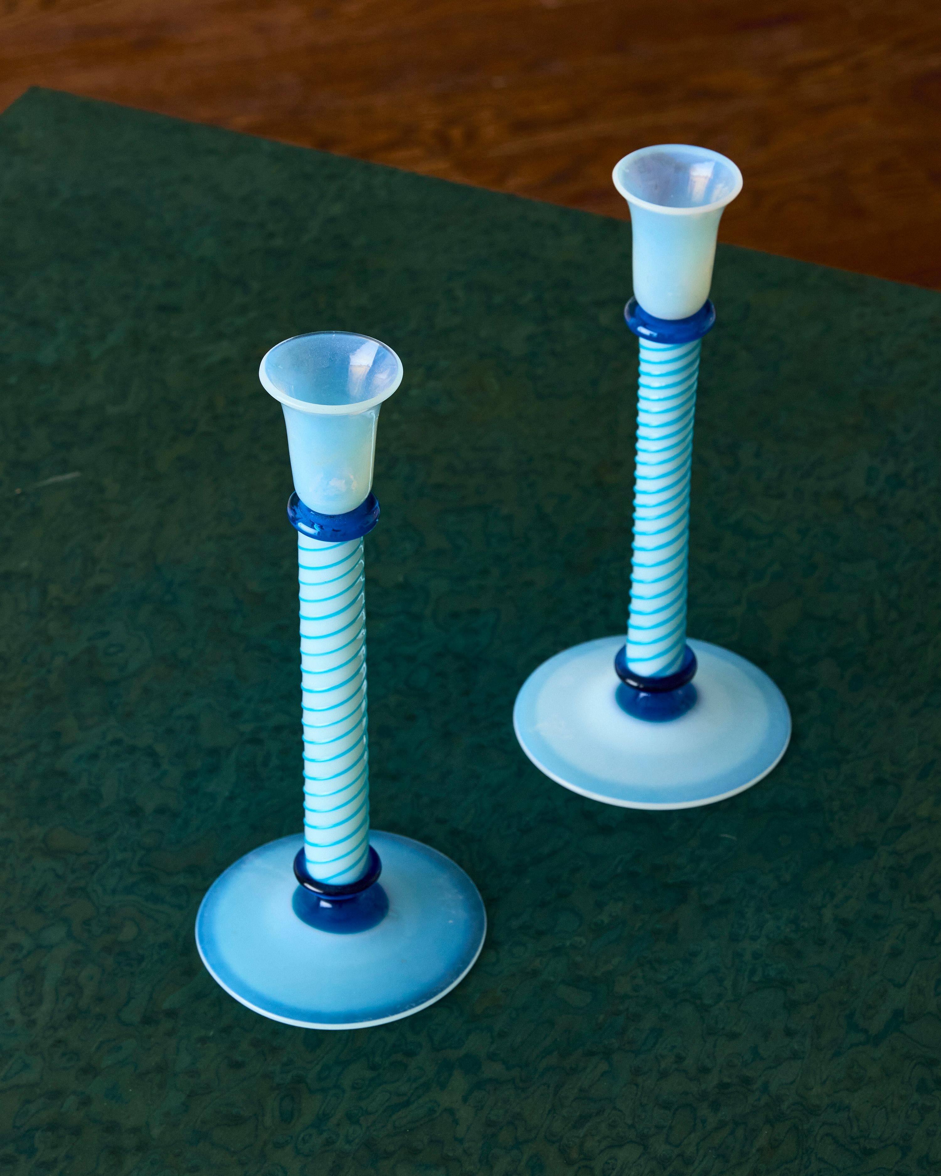 Mid-Century moderno Coppia di candelieri in vetro artistico opalescente Fry Foval in vendita