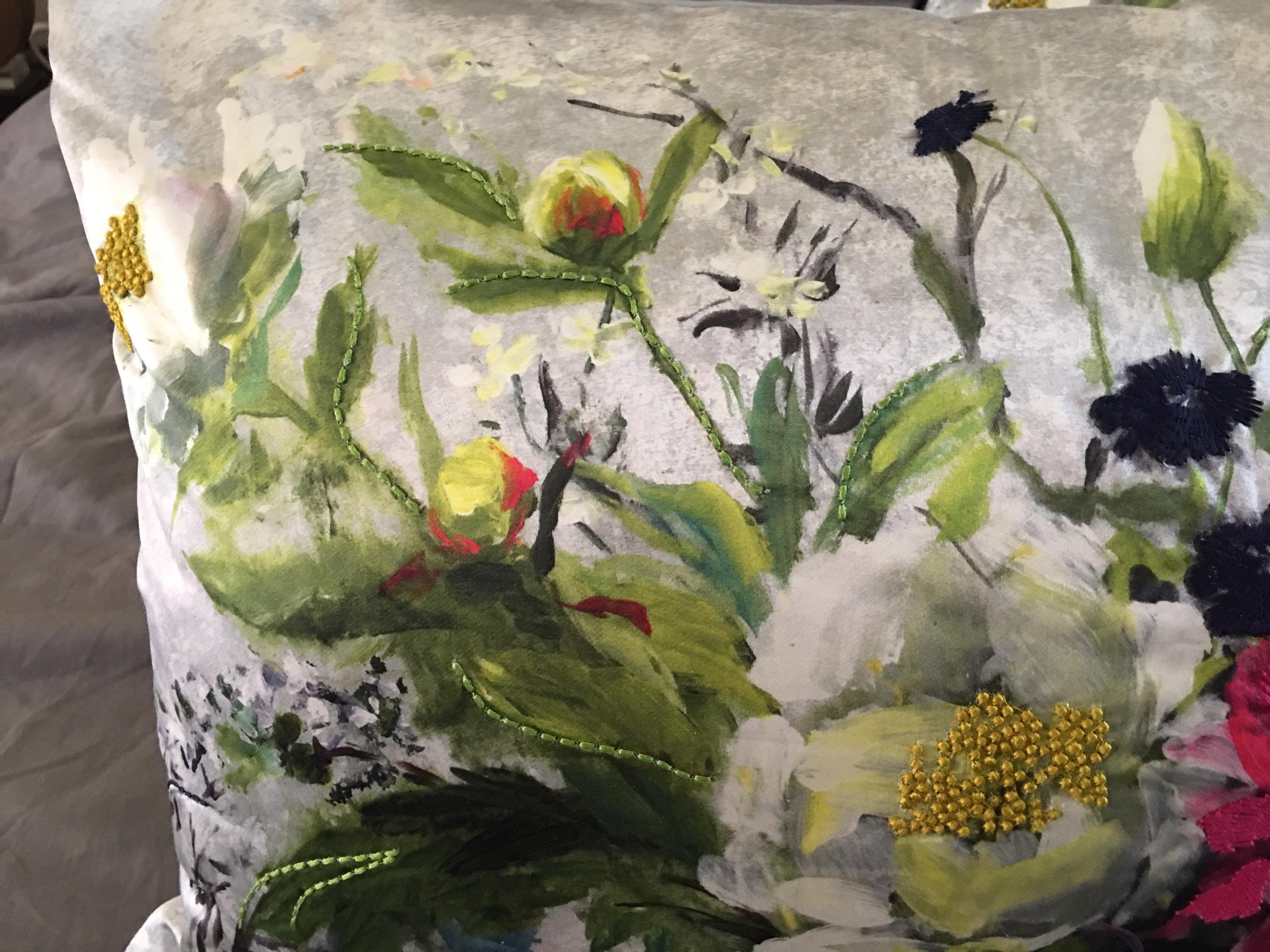 Paar Fuchsia auf Silber bestickt Sateen Floral Throw Pillows (Moderne)