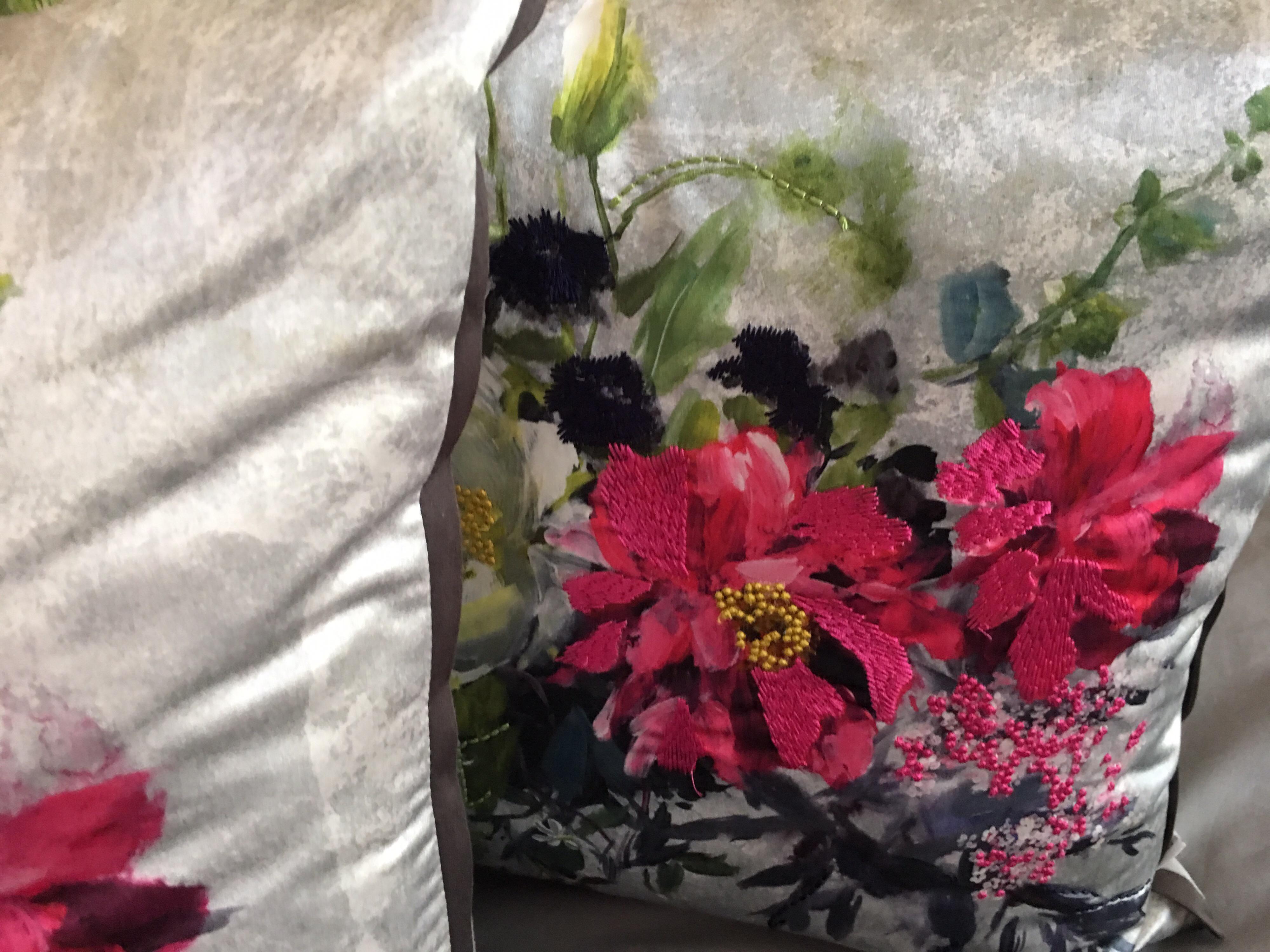 Paar Fuchsia auf Silber bestickt Sateen Floral Throw Pillows (Englisch)