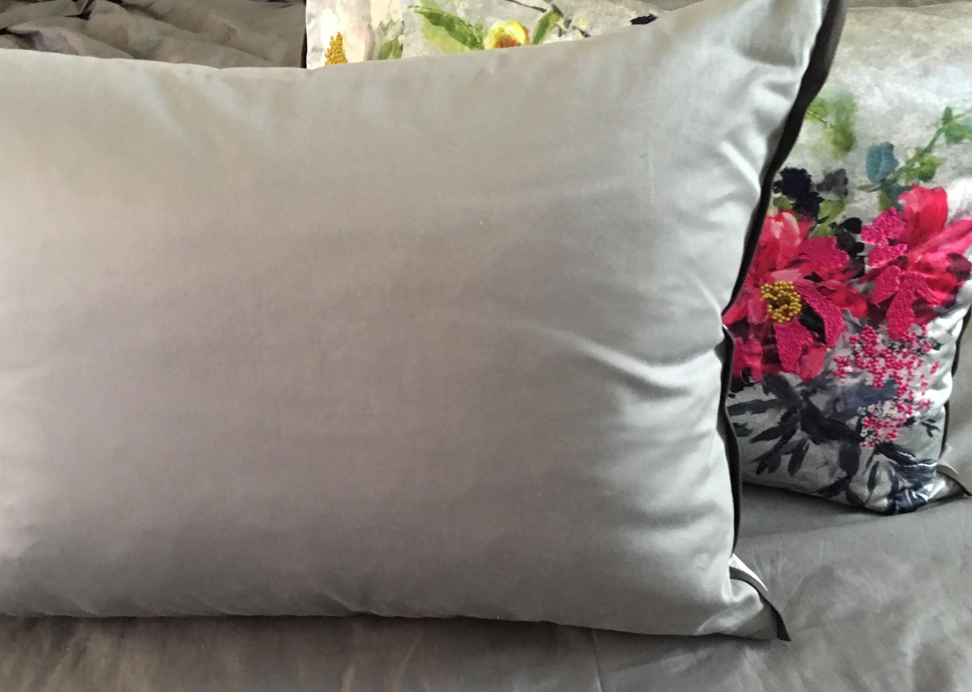 Paar Fuchsia auf Silber bestickt Sateen Floral Throw Pillows im Zustand „Hervorragend“ in Palm Springs, CA