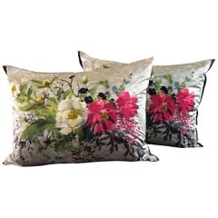 Paar Fuchsia auf Silber bestickt Sateen Floral Throw Pillows