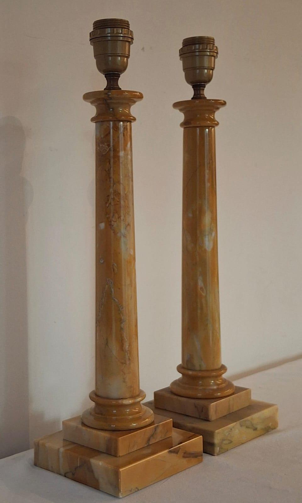 Pareja de columnas de luz de sobremesa de mármol,  Años 70 Italia en venta 6