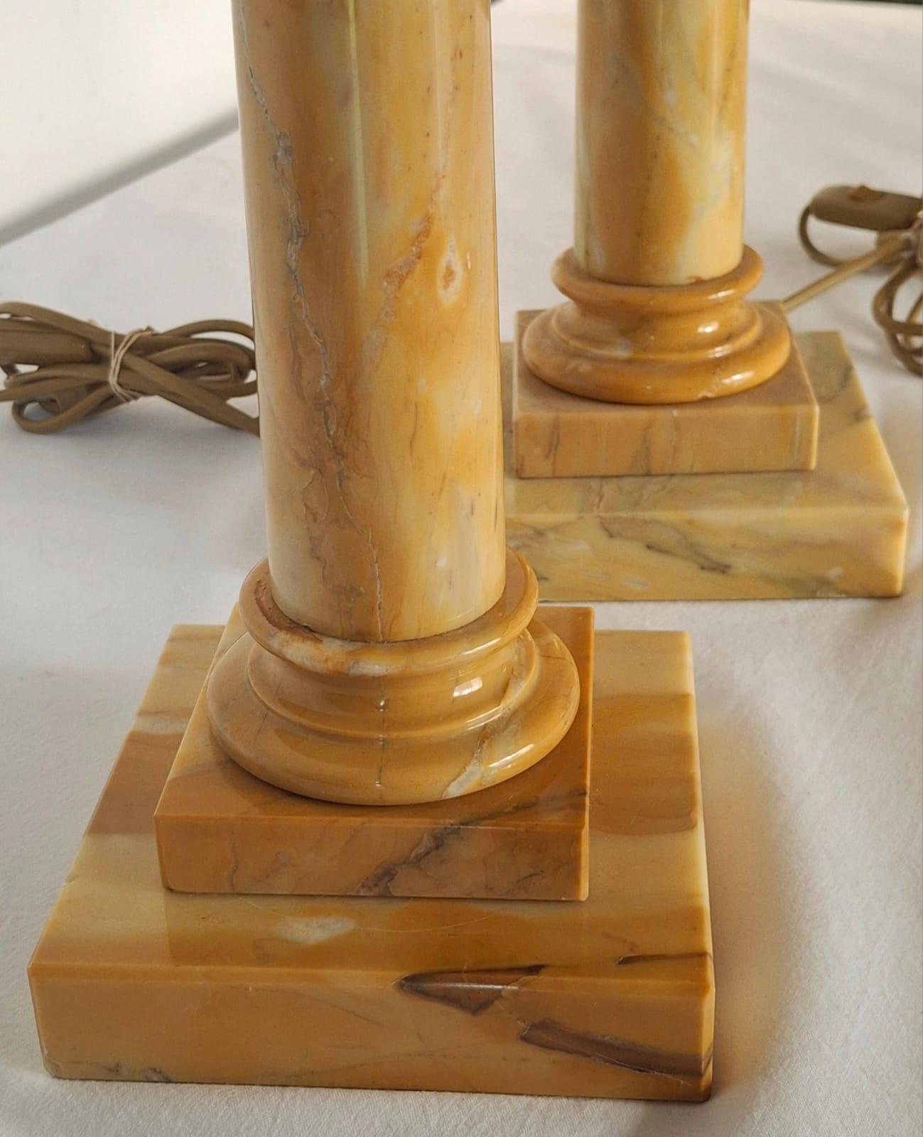 Pareja de columnas de luz de sobremesa de mármol,  Años 70 Italia Moderno de mediados de siglo en venta