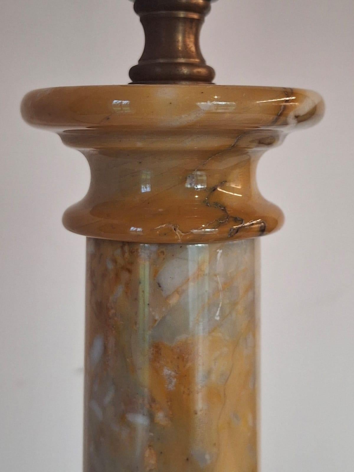 Pareja de columnas de luz de sobremesa de mármol,  Años 70 Italia en Bueno estado para la venta en Waasmunster, BE