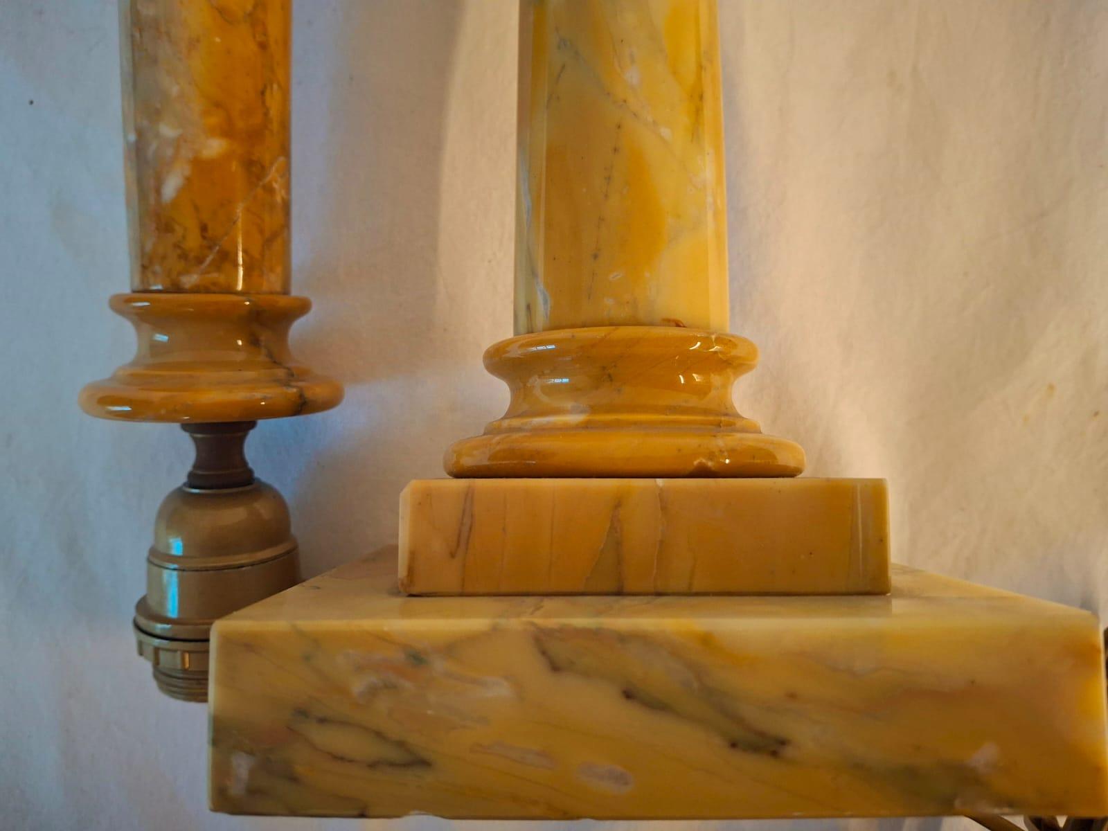 Pareja de columnas de luz de sobremesa de mármol,  Años 70 Italia en venta 1
