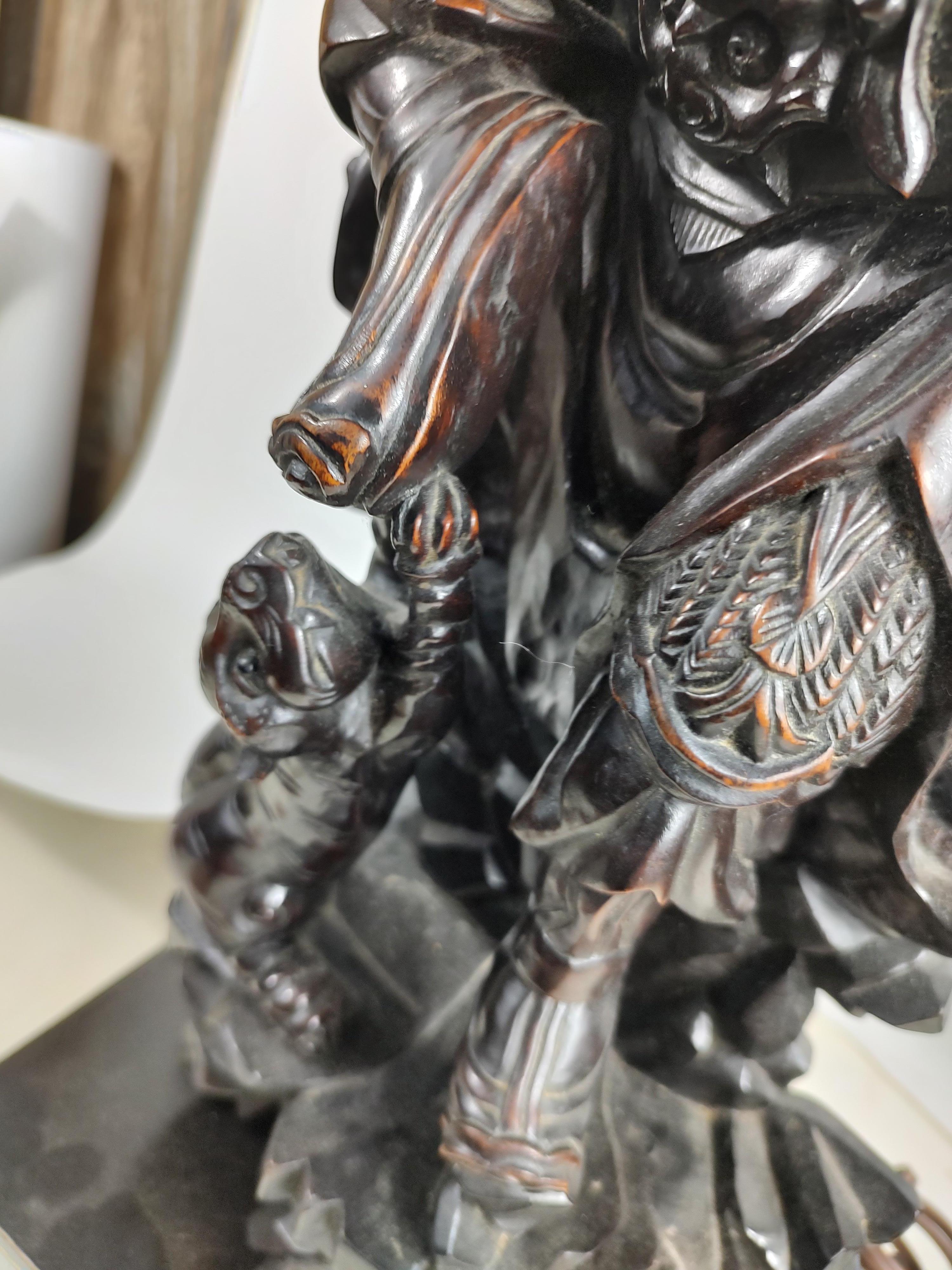 Paar vollständig & hoch geschnitzte chinesische Gottheit Figural Tischlampen im Angebot 3