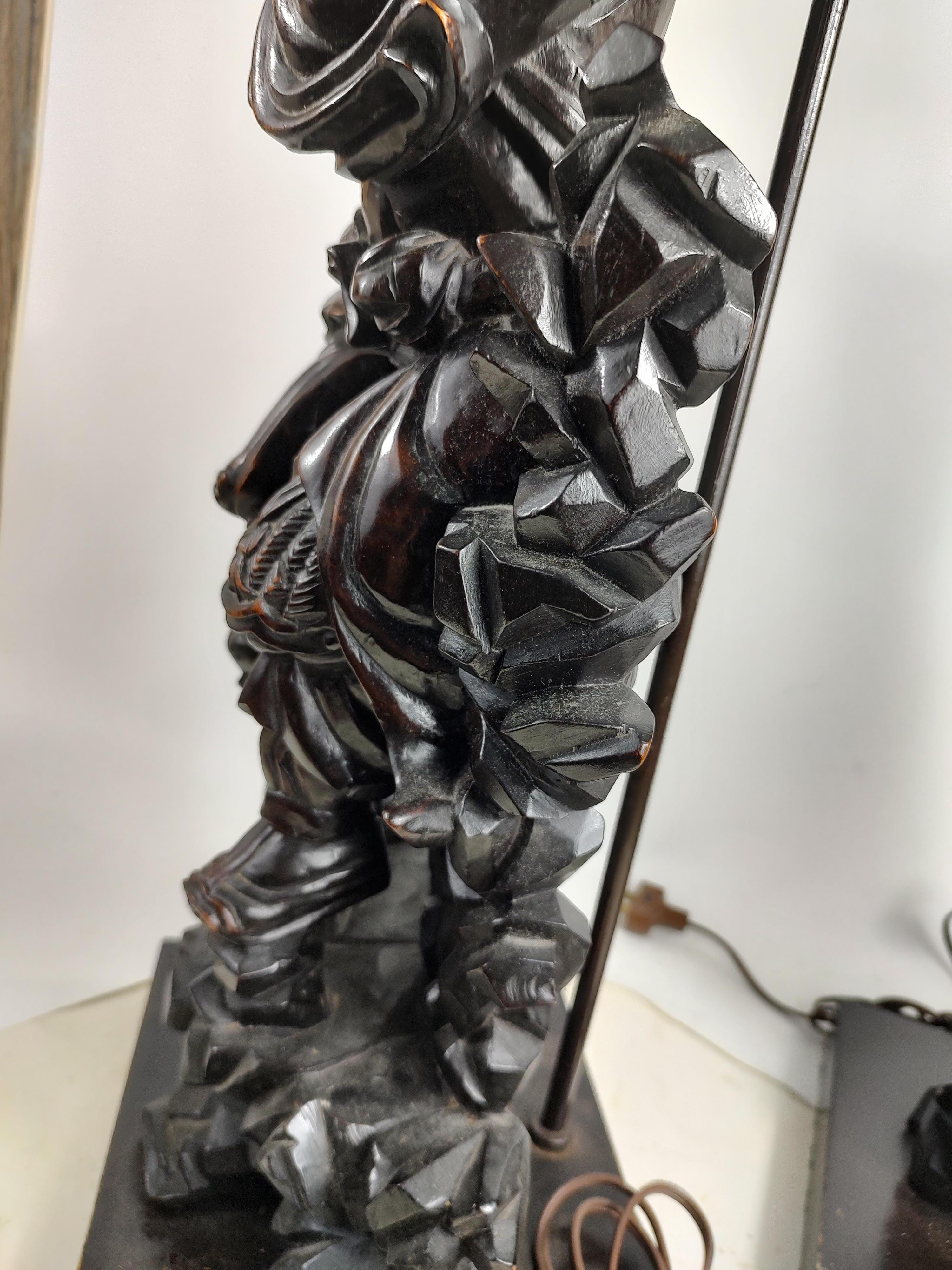 Paar vollständig & hoch geschnitzte chinesische Gottheit Figural Tischlampen im Angebot 4