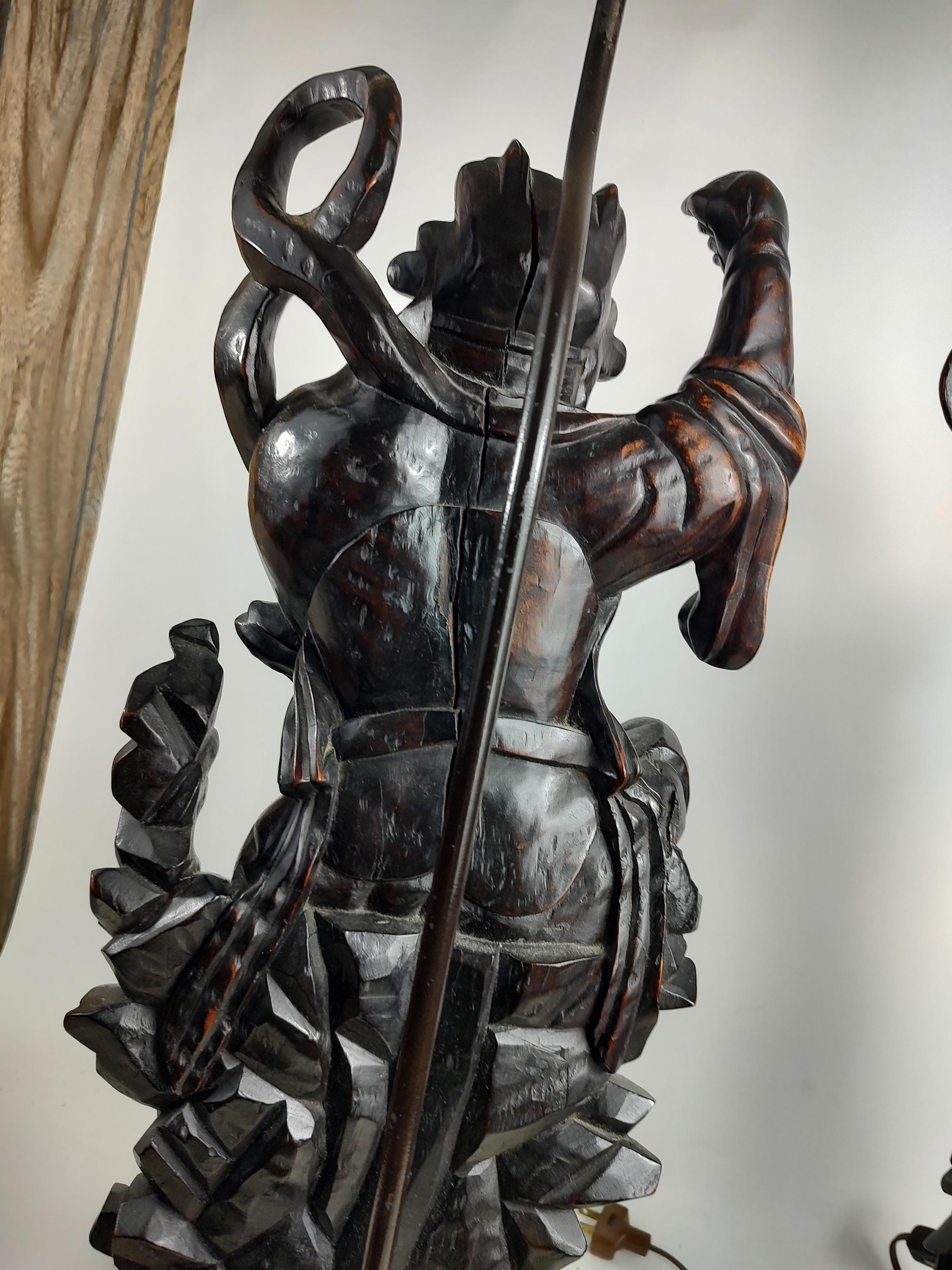 Paar vollständig & hoch geschnitzte chinesische Gottheit Figural Tischlampen im Angebot 6